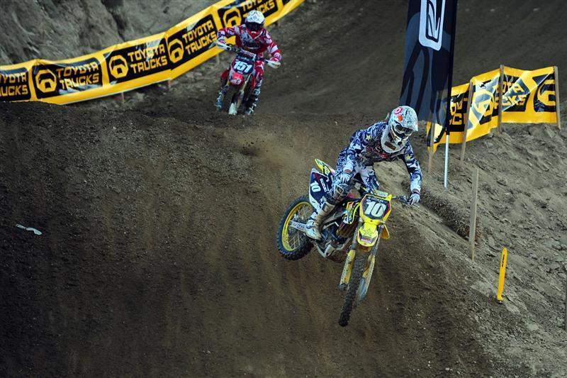 Ryan Dungey (10) came from behind to win the second moto, and the overall, with a 2-1 score.
