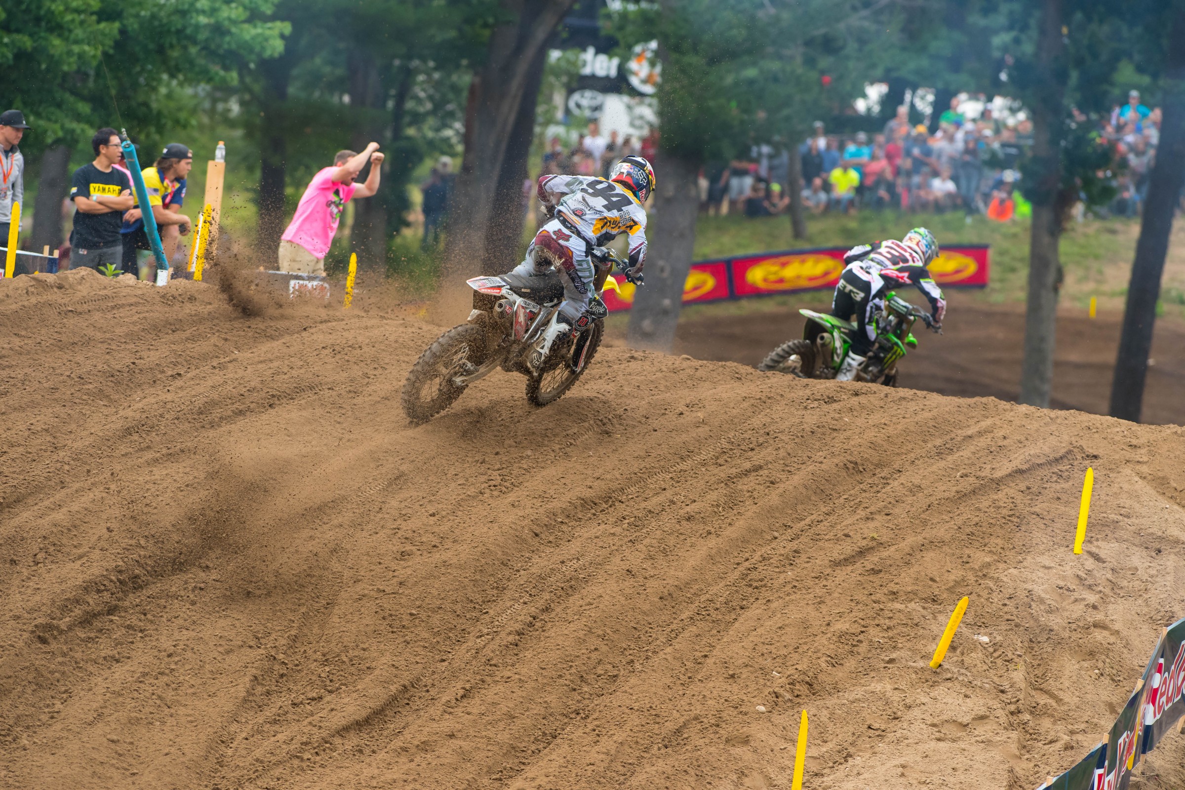 Ken Roczen tries to chase down Eli Tomac in the second 450 moto.