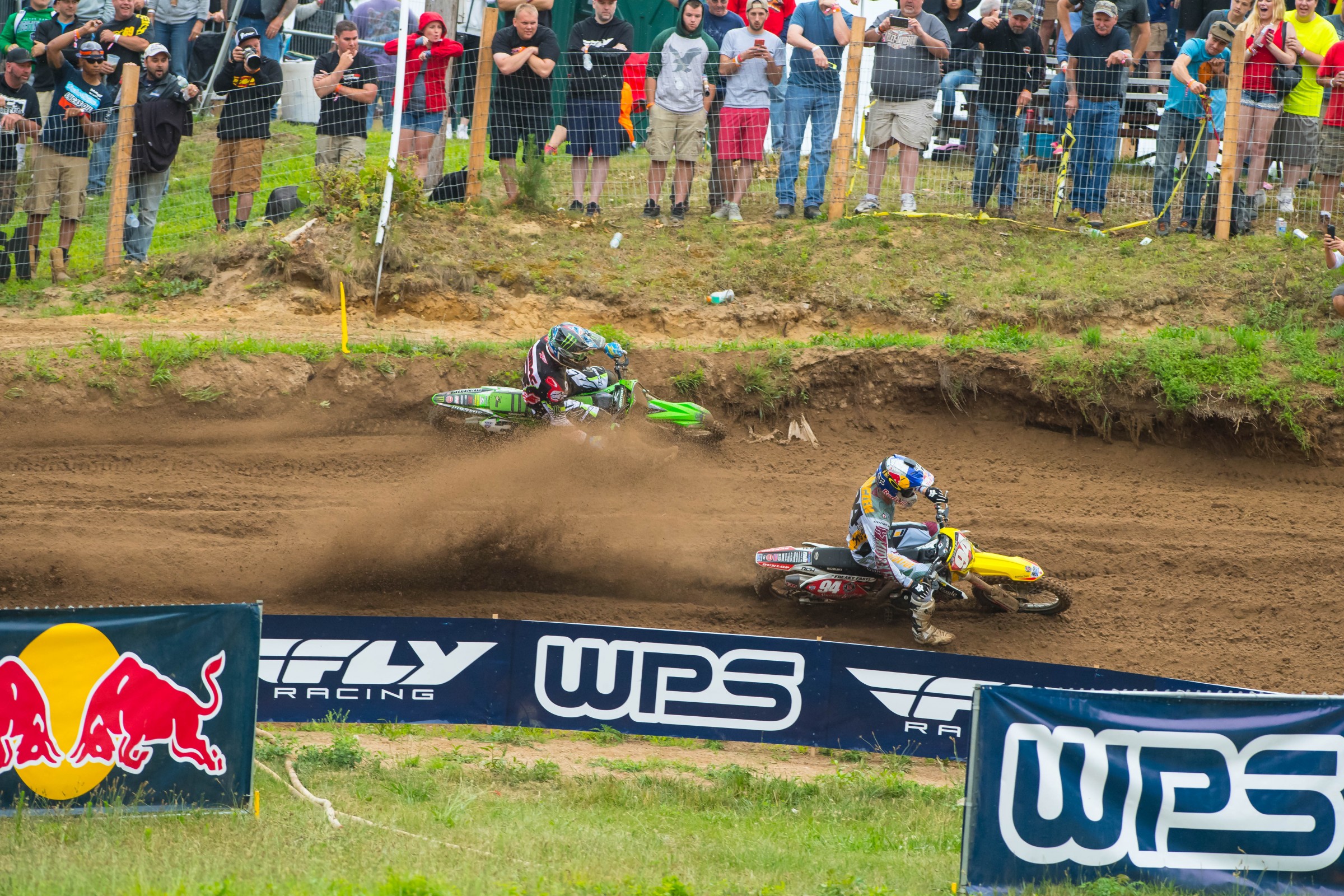 Tomac blats around the outside trying to pass Roczen.