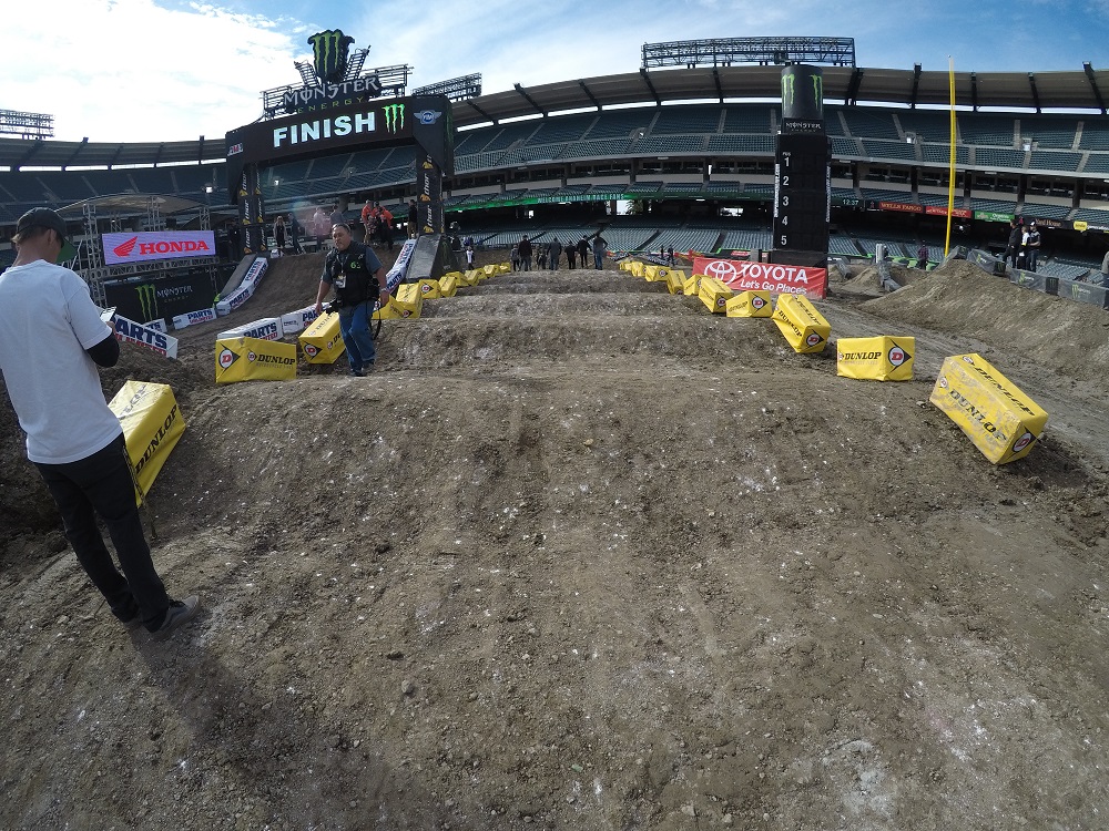 A second, shorter, set of whoops before the last turn.