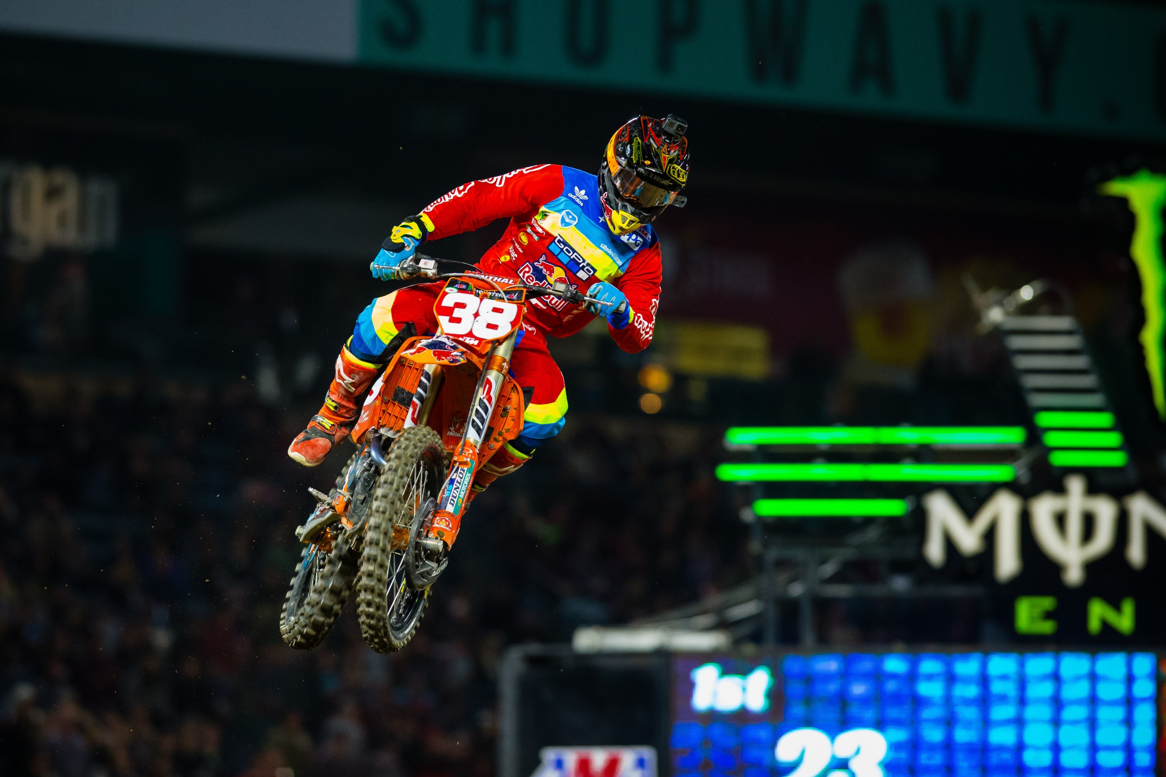 McElrath holds onto the red plate with a six-point lead.