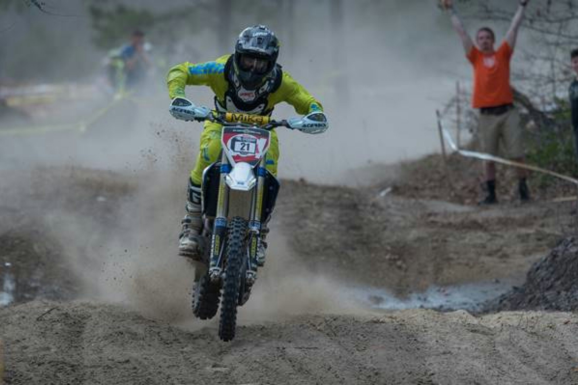 Ryan Sipes Re-Signs with Leatt