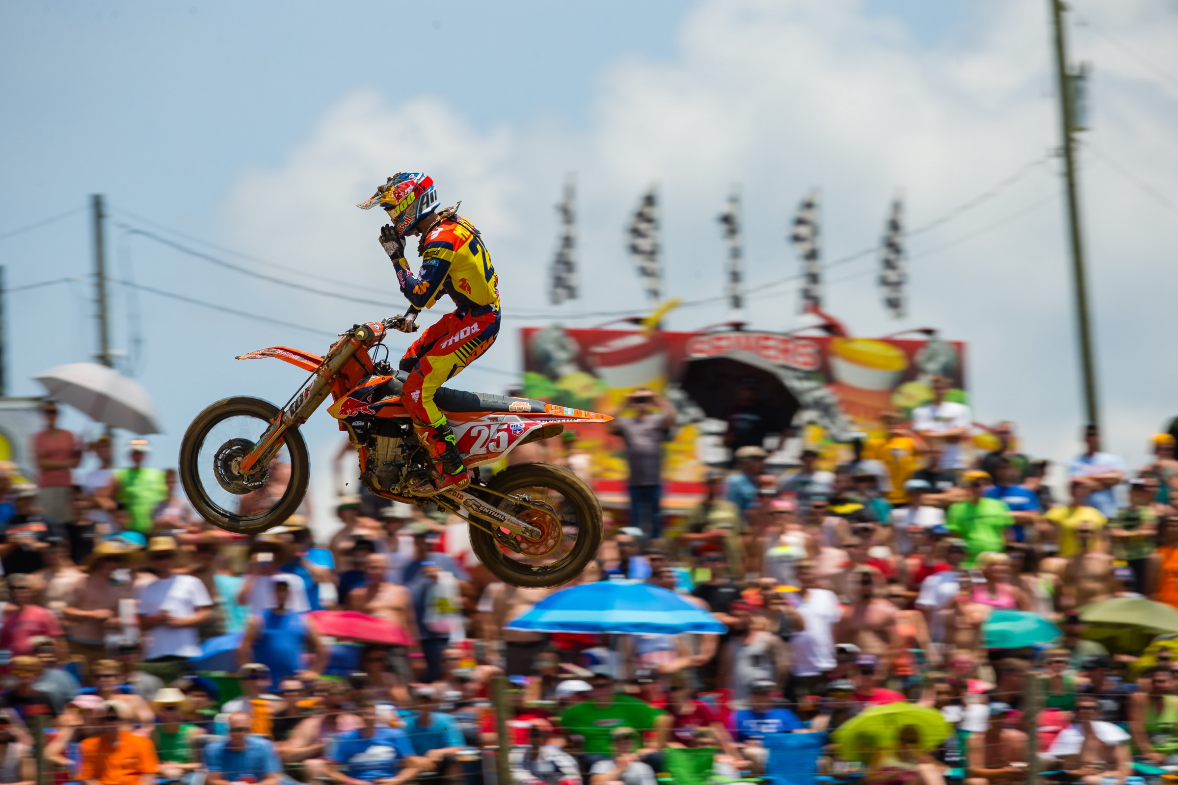 Can Musquin continue to compete while nursing his injured knee?