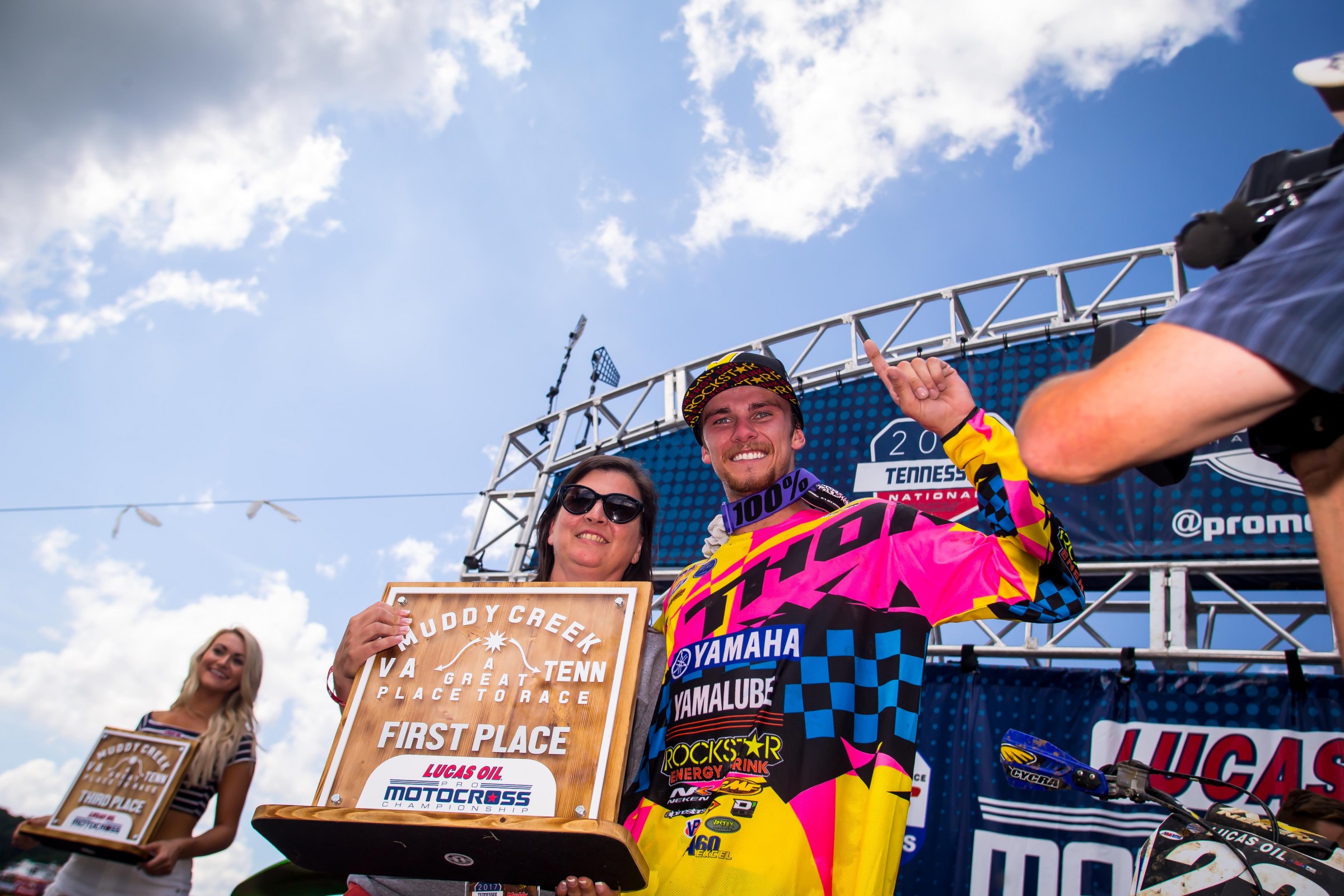 Cody Gragg's mother (left) and Plessinger celebrate his win.