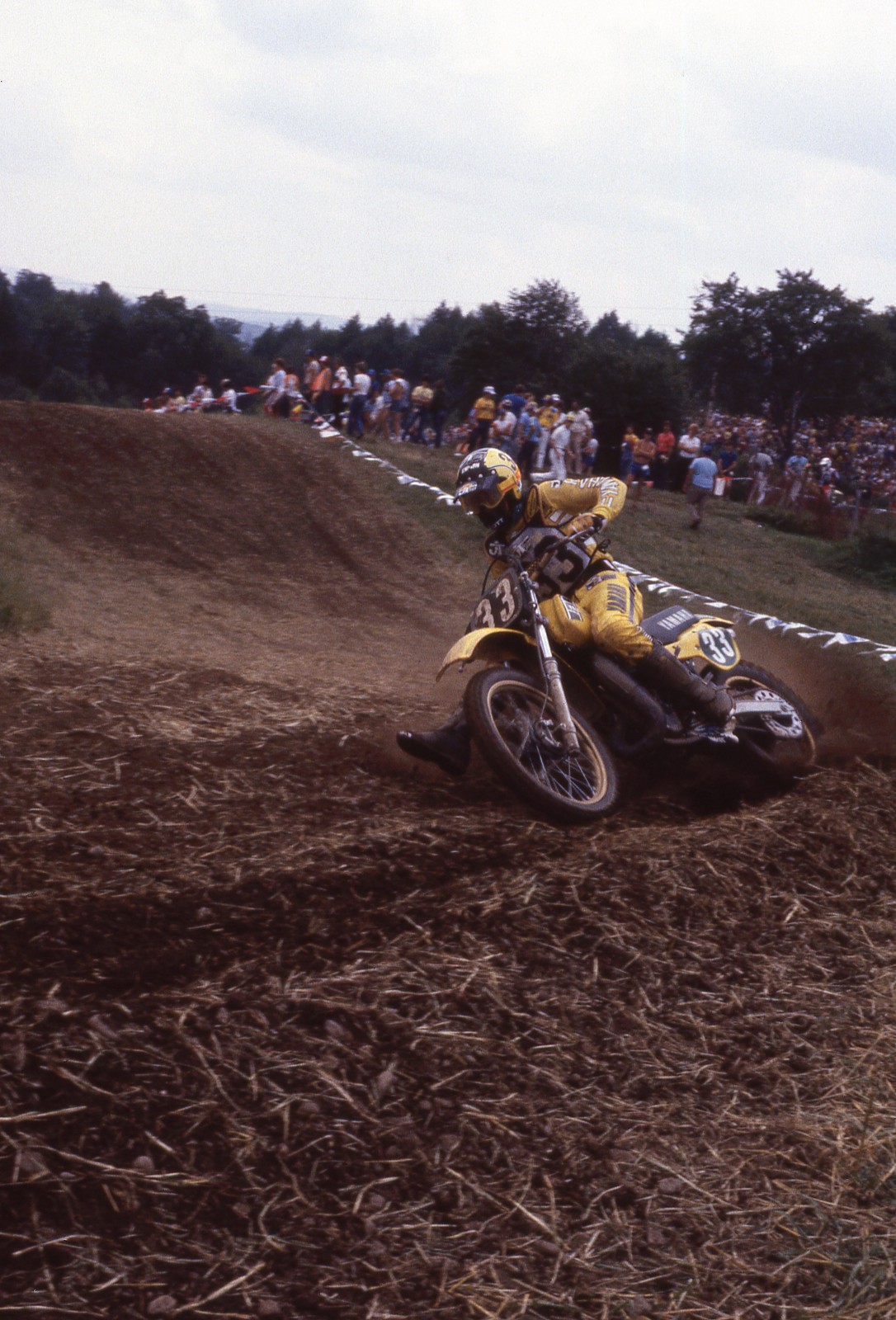 That's a 17-year-old Rick Johnson (33) charging to third in the second moto on his Yamaha.