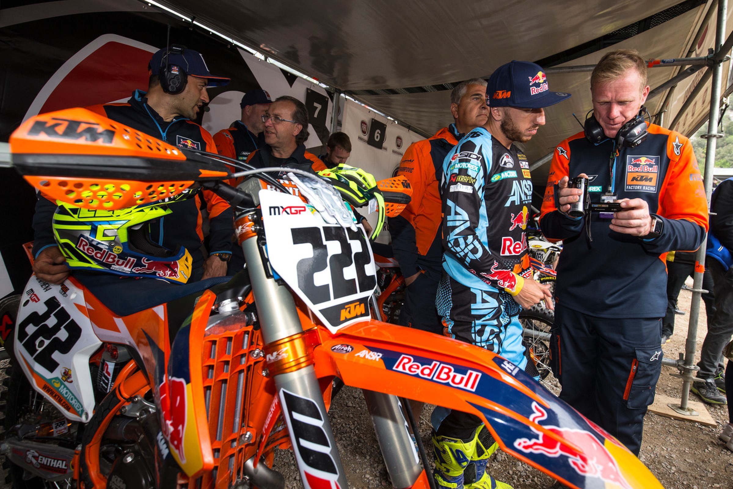 Smets talks with Antonio Cairoli.