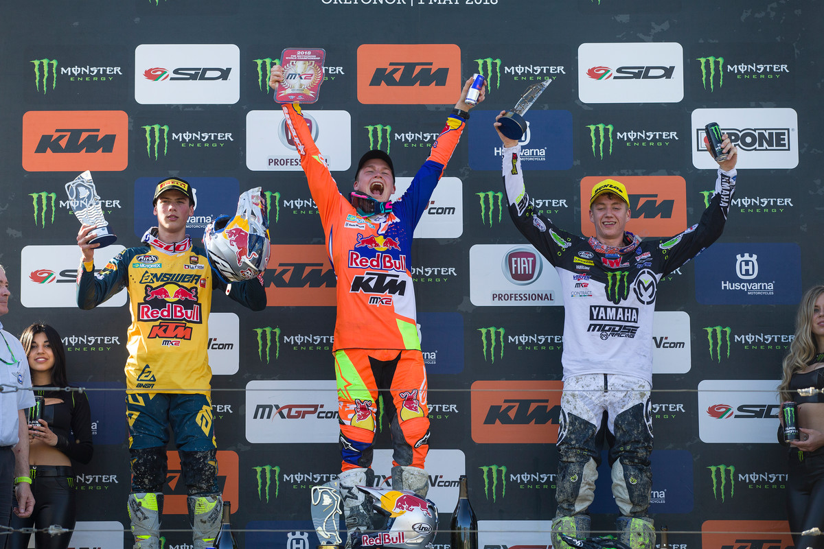 Jonass (center) went 1-1 in MX2.
