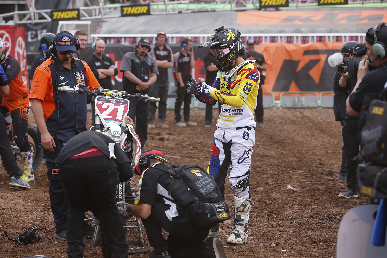 Anderson stayed in the title hunt, and stayed healthy, by pulling in for a tire change.