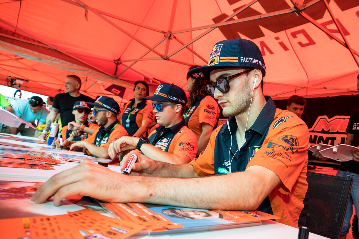 After suffering a collarbone injury while practicing, Herlings was forced to miss the MXGP of Lombardia.