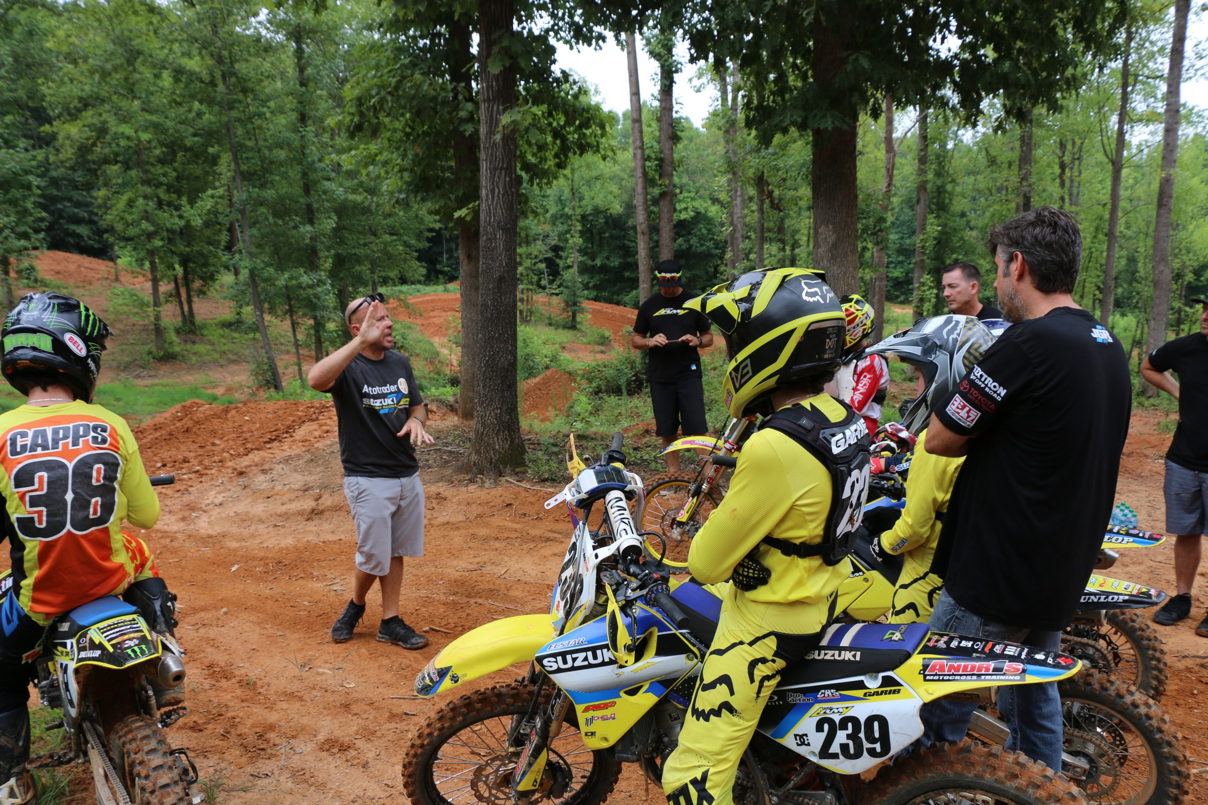 Budman coaches while Suzuki's Chris Wheeler and JGRMX's Jeremy Albrecht look on.