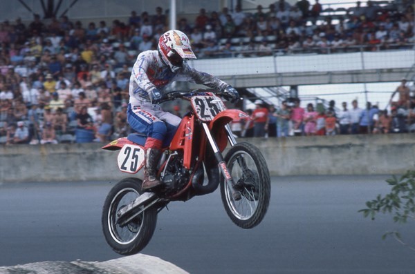 How many wins would Bob have if they raced the same number of rounds back then?
