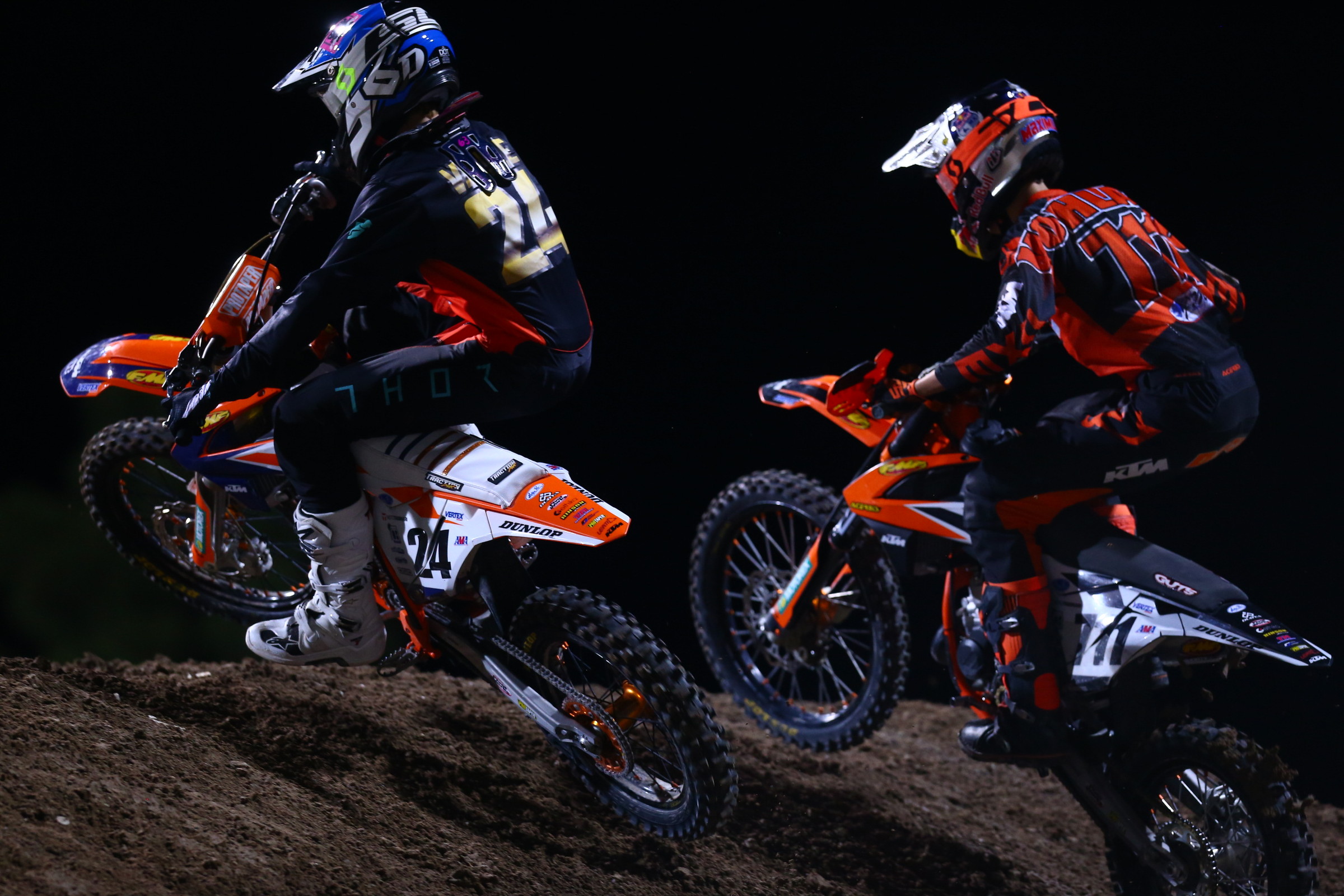 Varize (24) and Vohland (711) battled hard early in Supermini race 1. Vohland went on to capture the win.