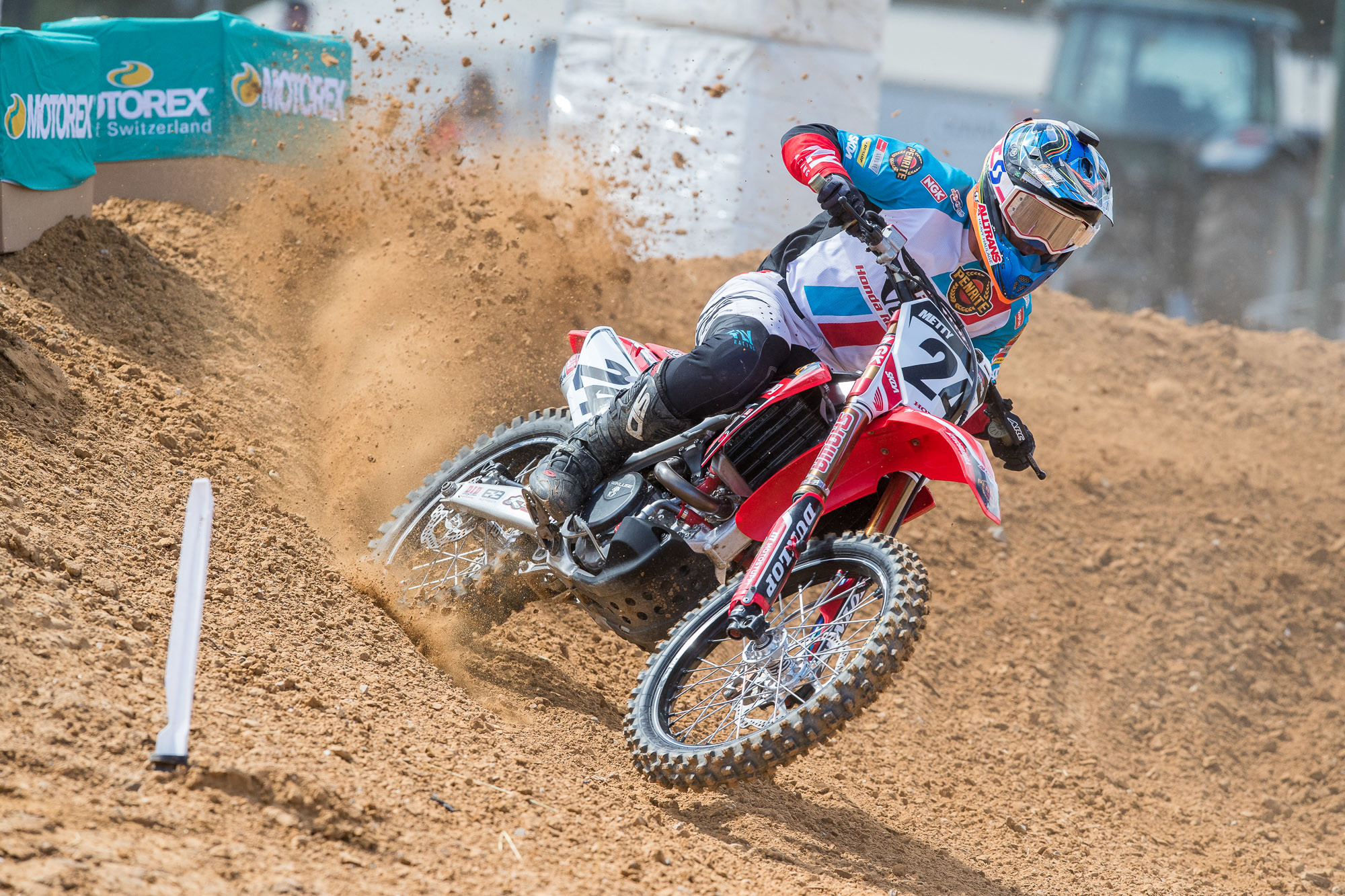 Metcalfe enters the weekend six points back of teammate Justin Brayton.