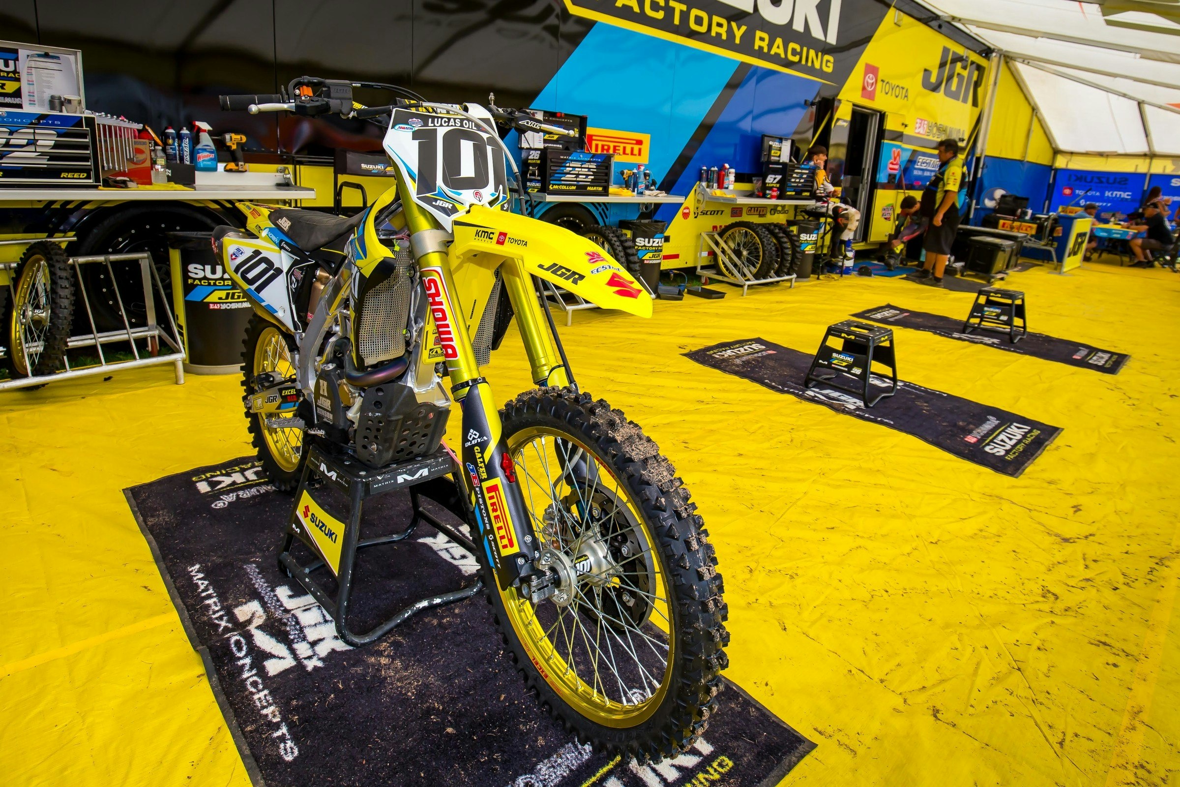 JGRMX/Yoshimura Suzuki Welcomes Two Riders Back to Squad