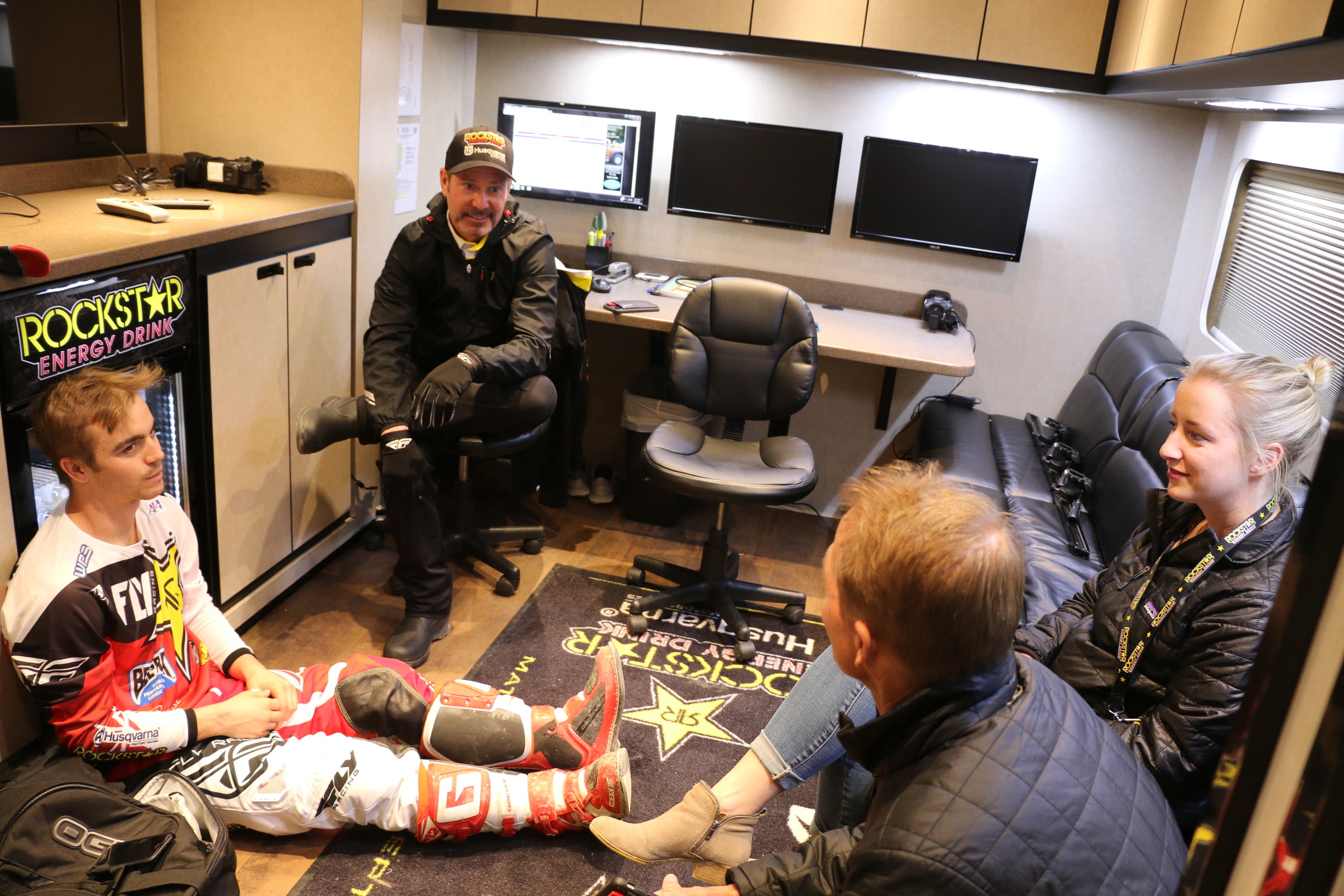 The Osbornes chat with Bobby Hewitt and Aldon Baker inside the team truck.
