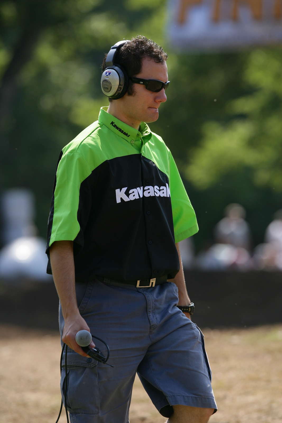 This picture of our guy Jason Weigandt is so early 2000s - look at that giant baggy shirt and those shades! Why is the shirt tucked?