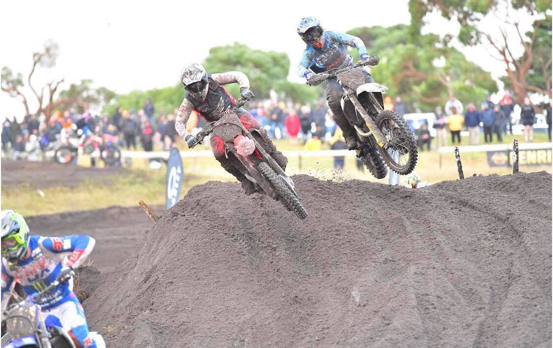 Brett Metcalfe (left) and Todd Waters (right) battling in MX1.
