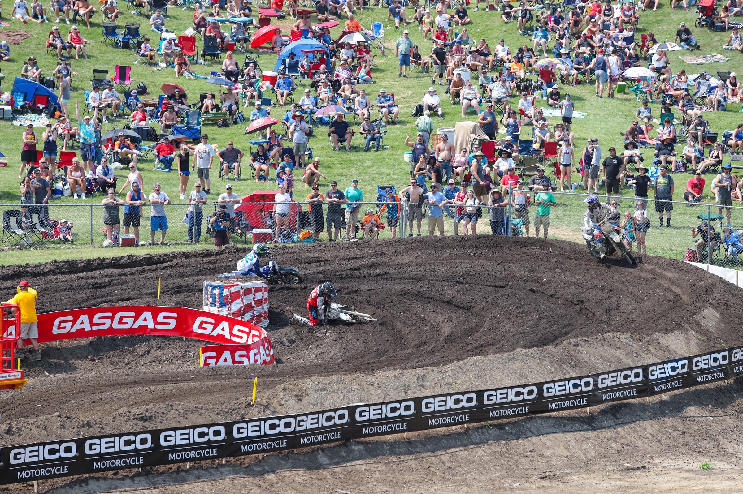 RJ Hampshire tipping over as Justin Cooper takes over the lead.