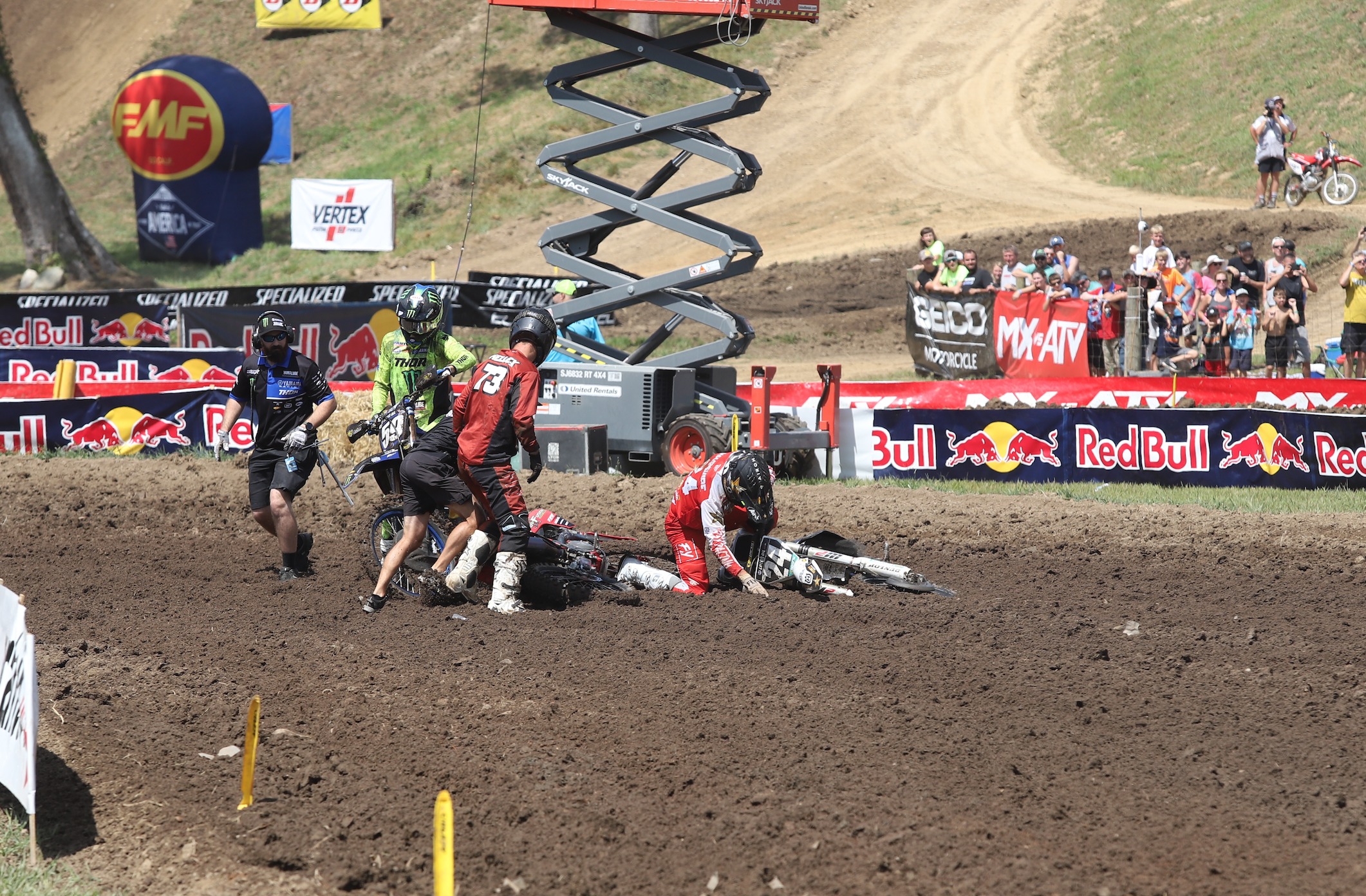 Derek Kelley, Jarrett Frye, and RJ Hampshire down in the first turn.