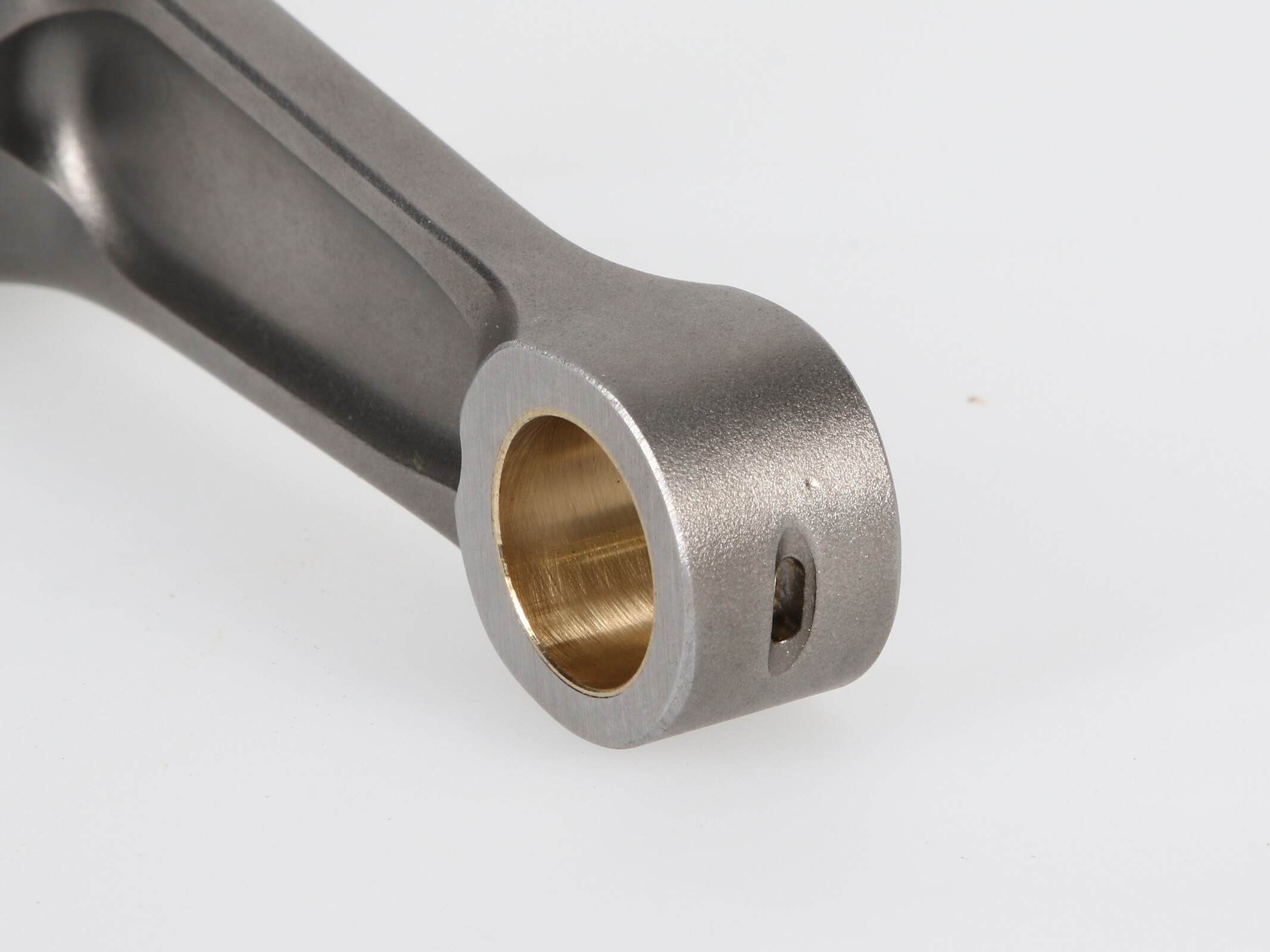 Oiling is a priority with Racer Elite connecting rods. The big end has 1 or 3 oiling slots machined on each side depending on the application, and the small end oiling design is a result of factory-level R&D.