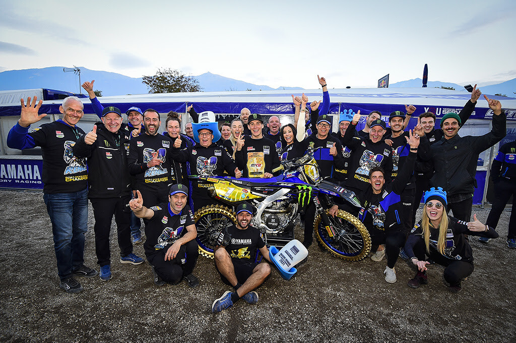 Maxime Renaux and Yamaha celebrating the #959's MX2 title.