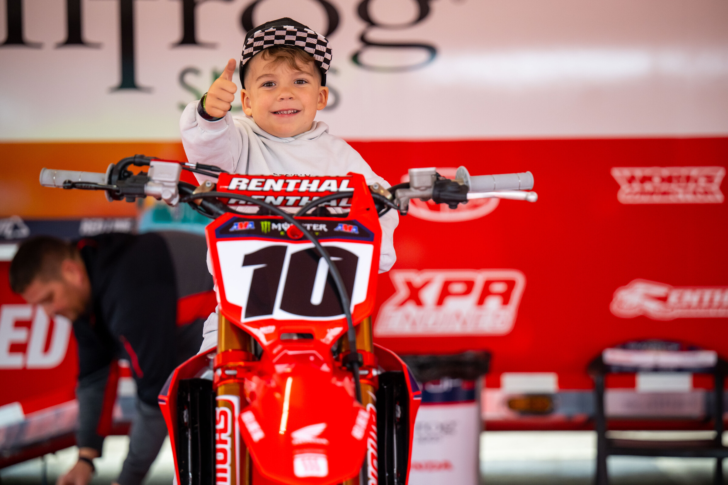 Justin Brayton’s son Beckham throws his first one-hander.