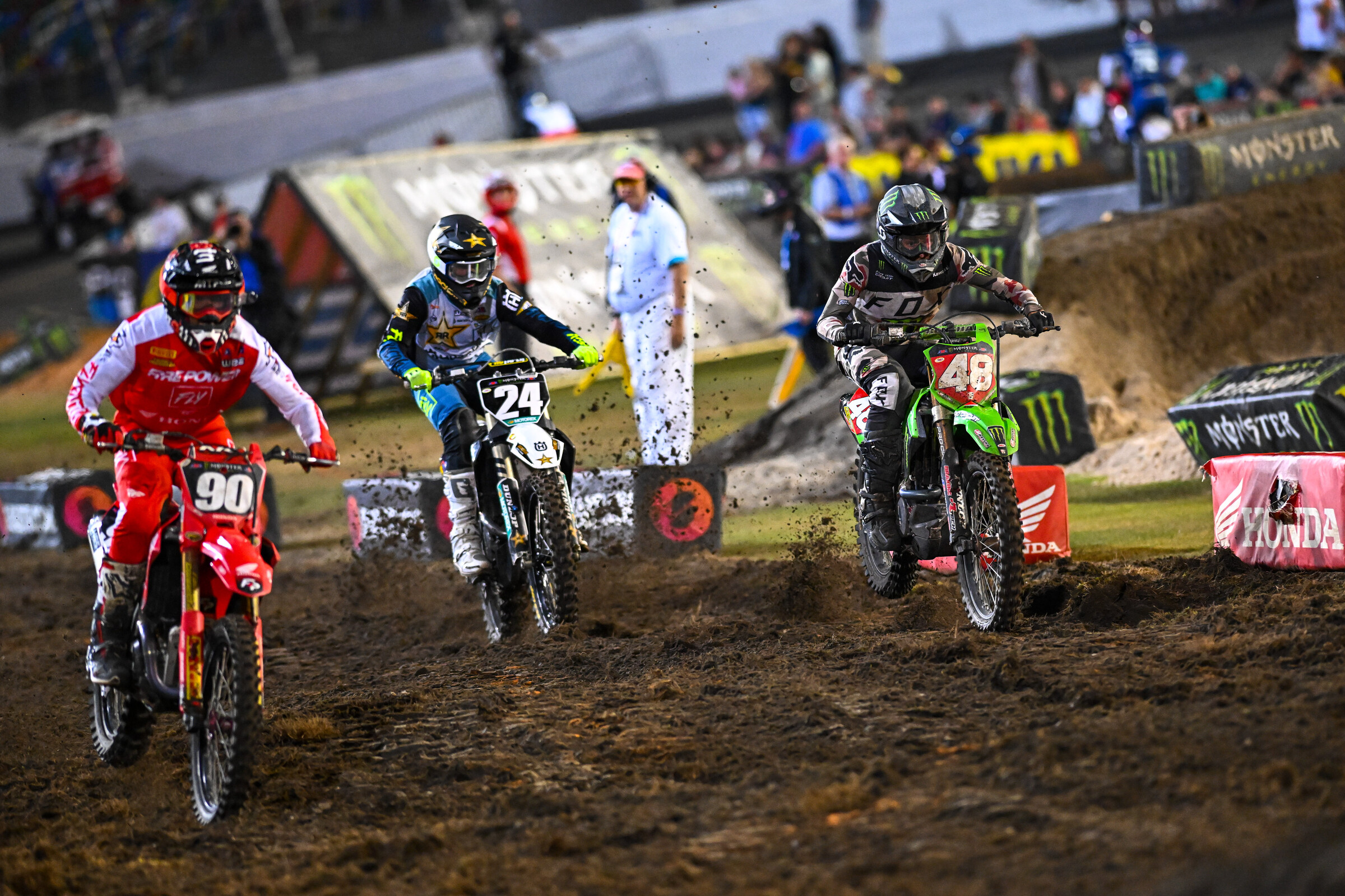 Three-way battle for the lead in the first heat race of the night!