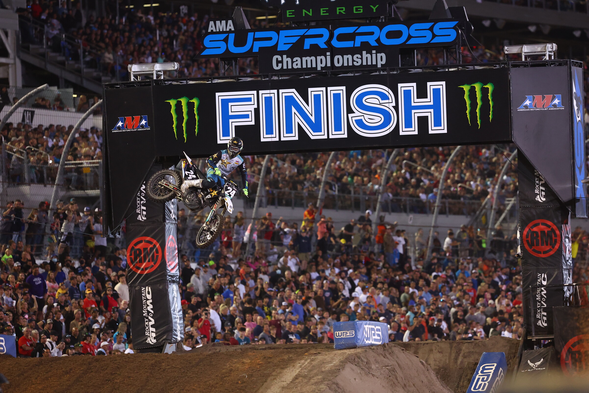 RJ Hampshire claims the first 250SX heat race win of the night!