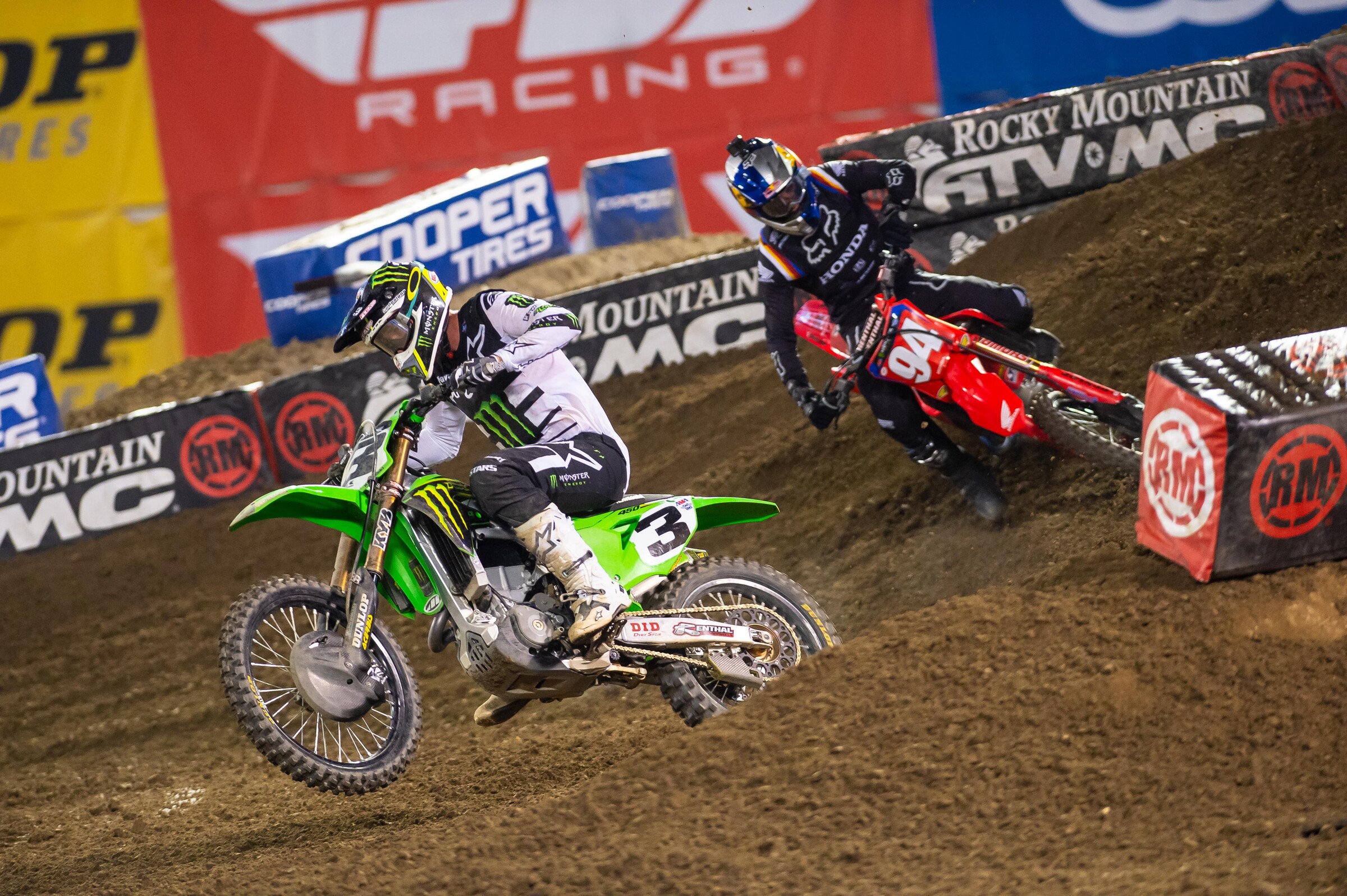 Tomac pulls away from Roczen in Oakland.