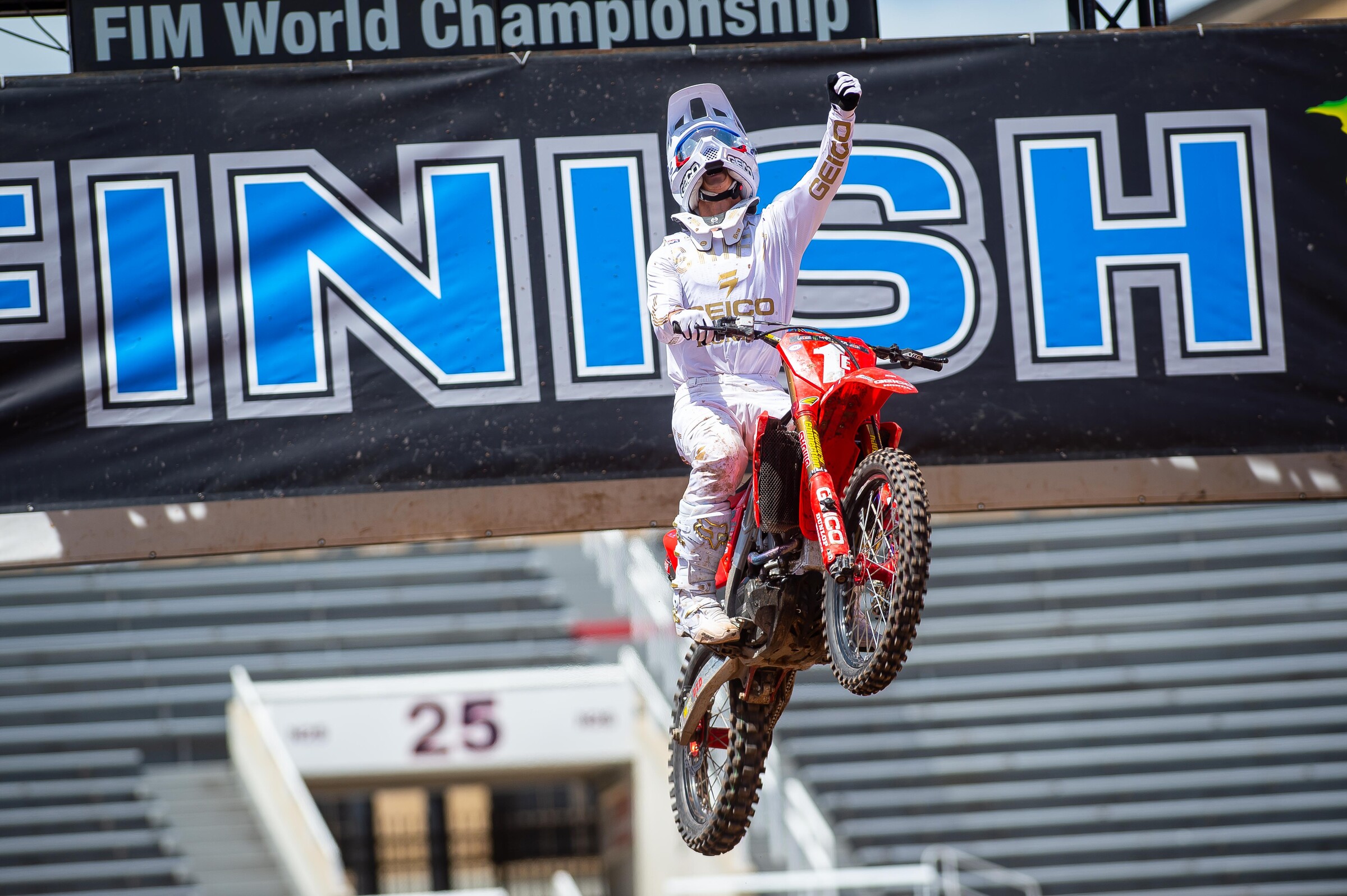 Sexton defending his #1E plate at the finale