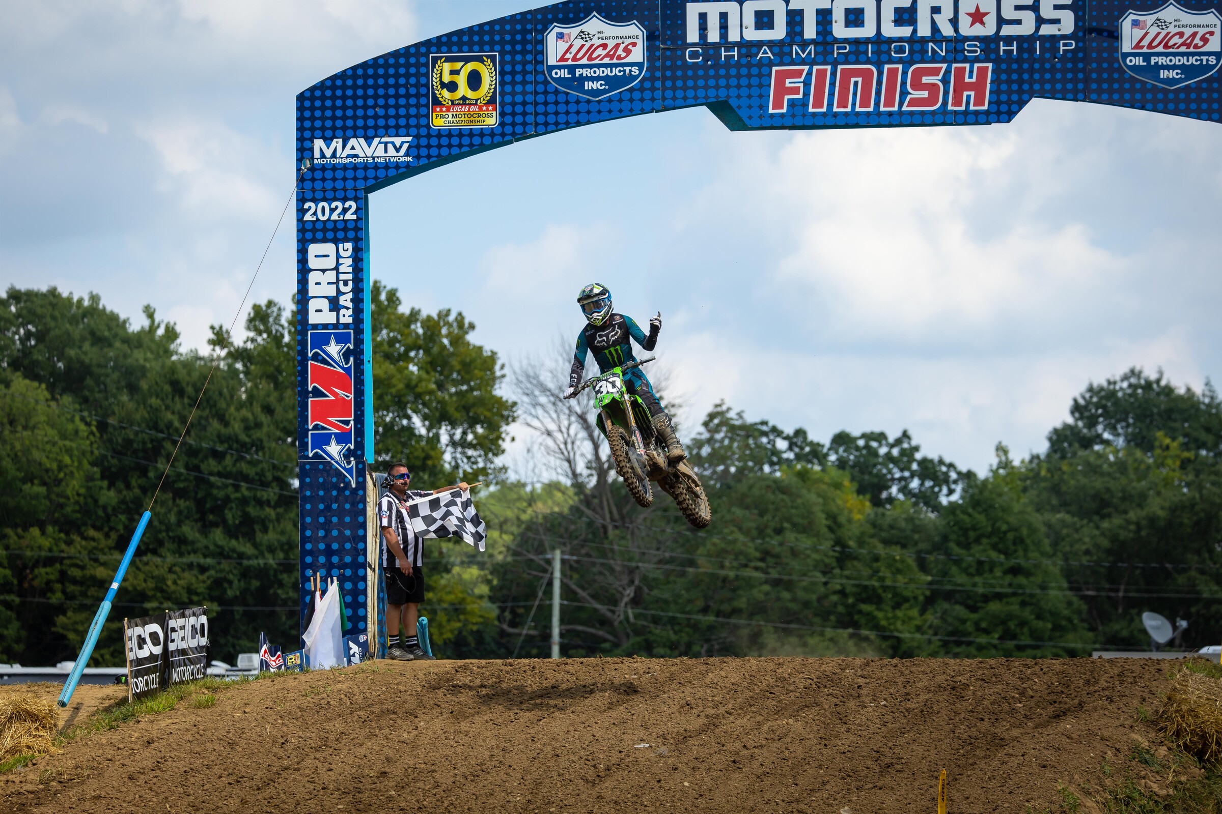 Shimoda taking the checkered flag in the second moto.