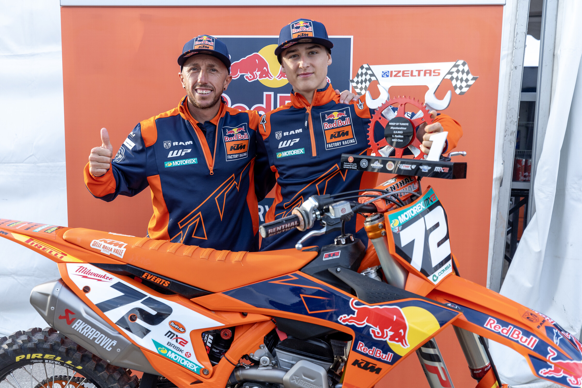 Team manager Antonio Cairoli with Liam Everts.