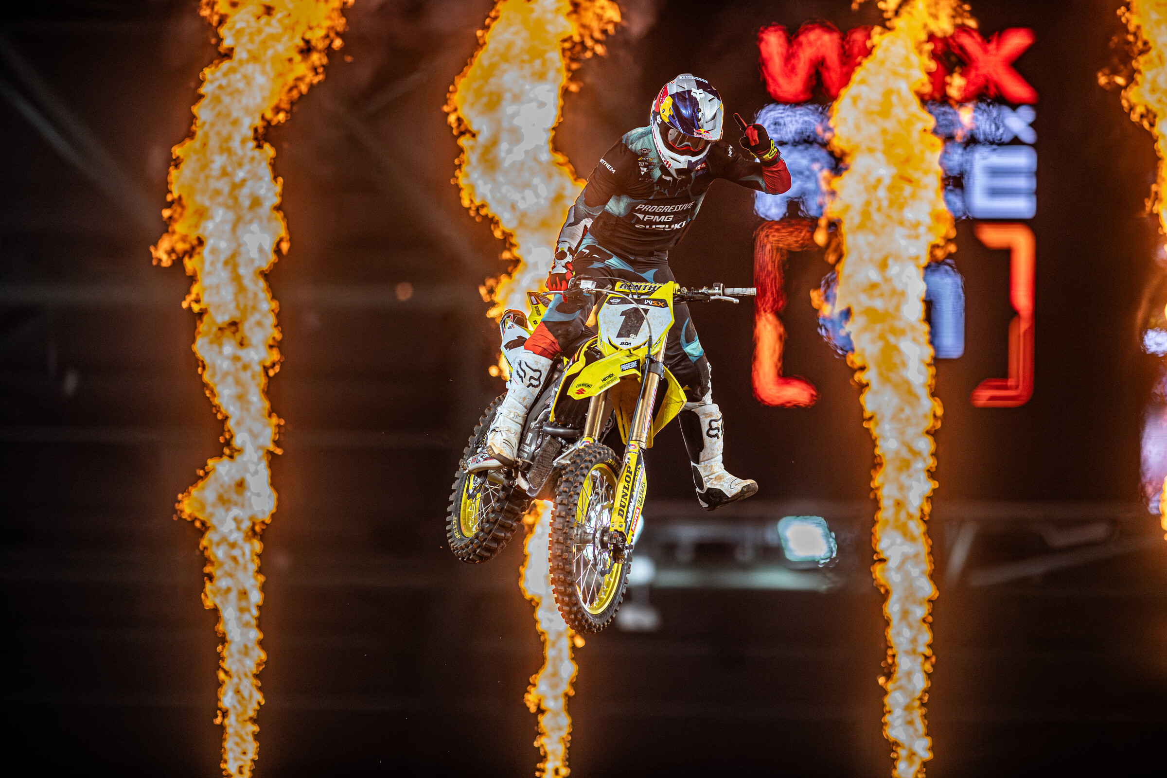  Roczen arrived into the race driving Joey Savatgy on factors, but each and every of the 3 primary gatherings shell out towards the championship. He was the most effective in Australia's 3 races to get the factors direct back and gain the title.