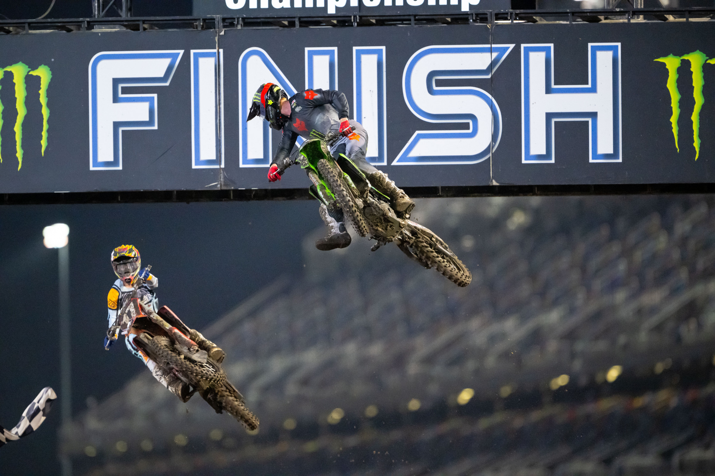 Drew Adams barely holding off Cole Davies for the SX Futures win at the 2024 Daytona Supercross.