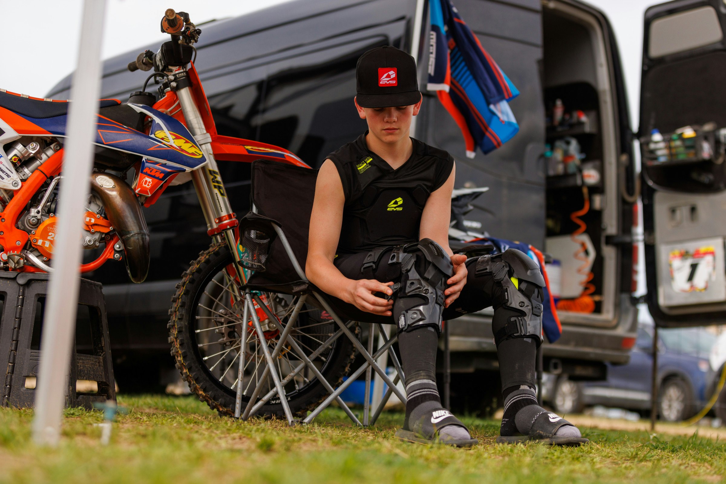 Less weight, less bulk, still secure: Web Eclipse Knee Brace from EVS-Sports