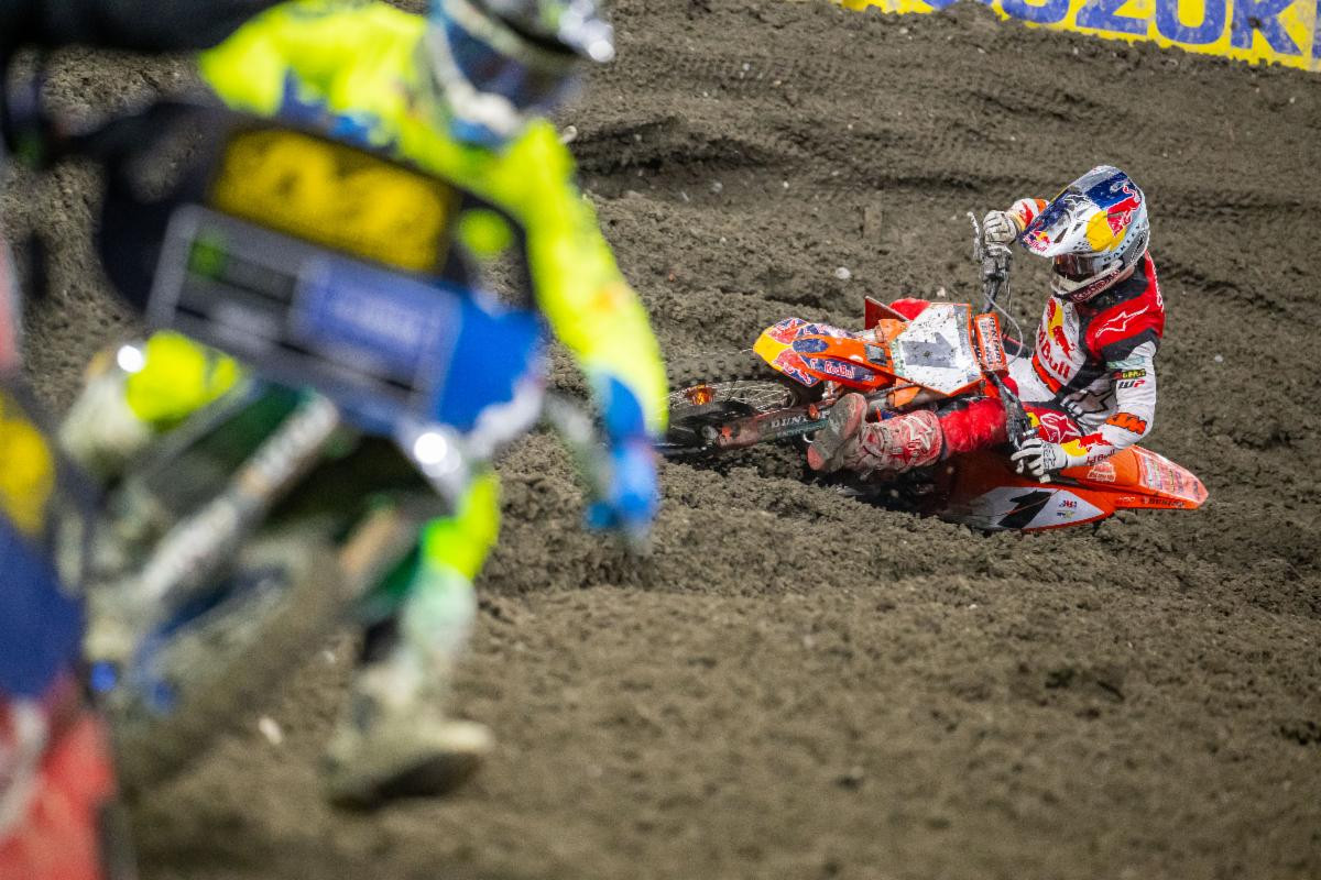 Sexton kept digging after a stall and nearly got Webb back for the win.