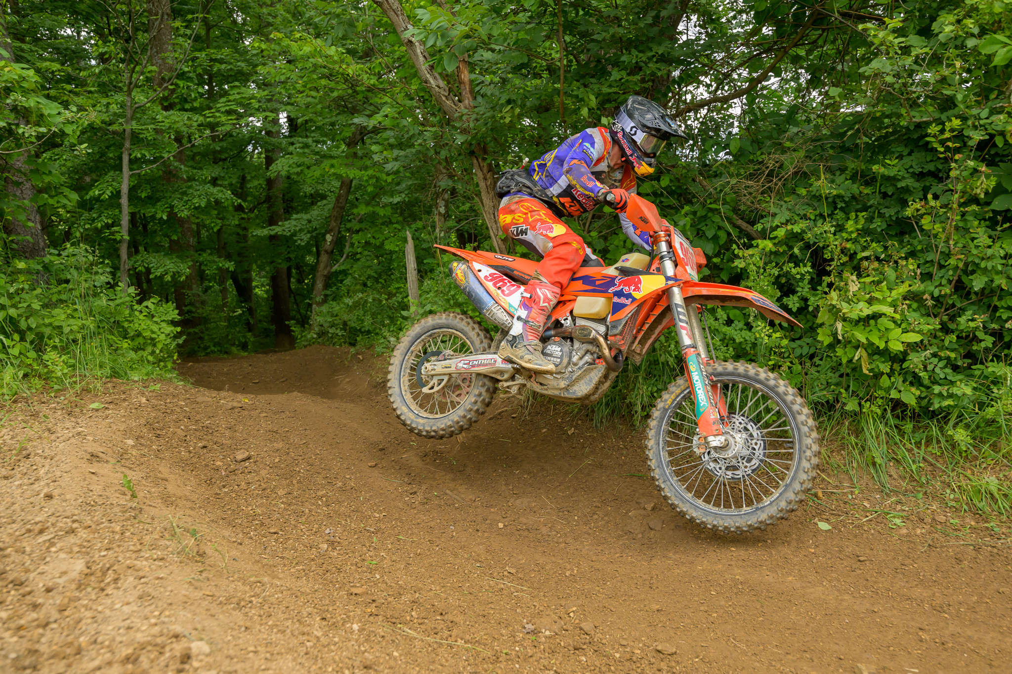 Girroir launched an incredible last-lap attack to charge all the way to the lead.