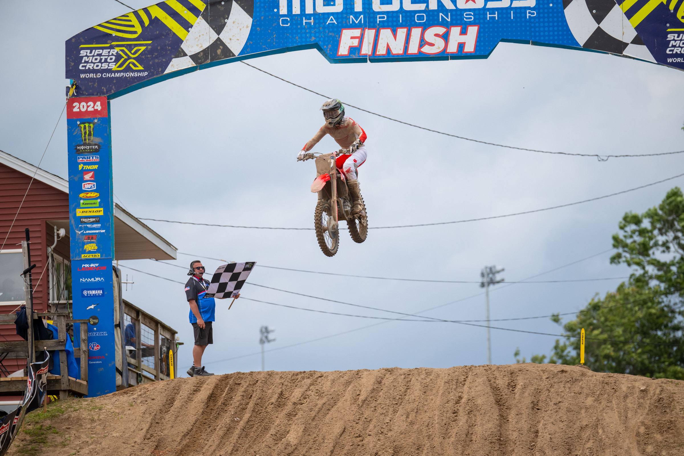 Shimoda took his first moto win of the season in the second moto, but a crash in moto one left him with 9-1 scores.