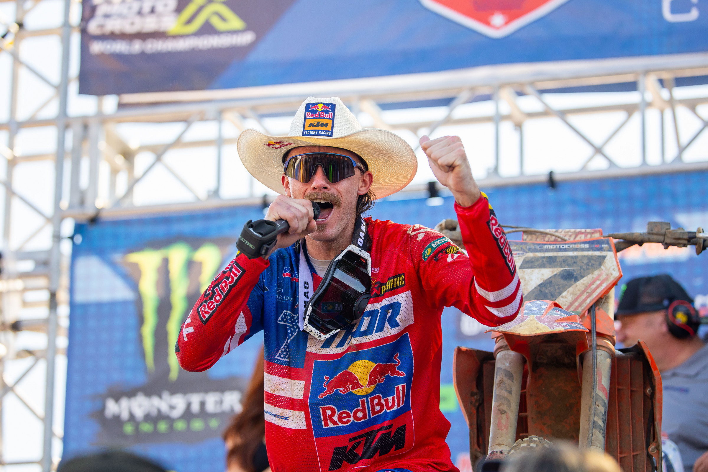 This is either an Alan Jackson concert or Aaron Plessinger screaming REDBUUUUUUD!!! You decide.