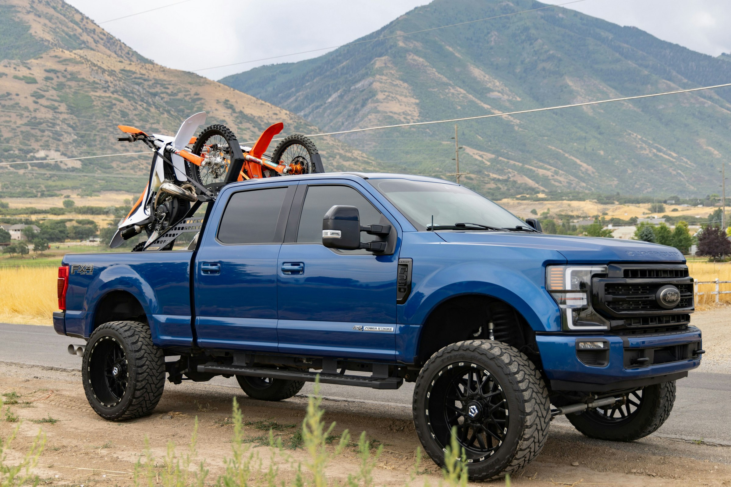 Full-Sized Bikes, Short Bed, Tailgate Up: The Boundry Rack