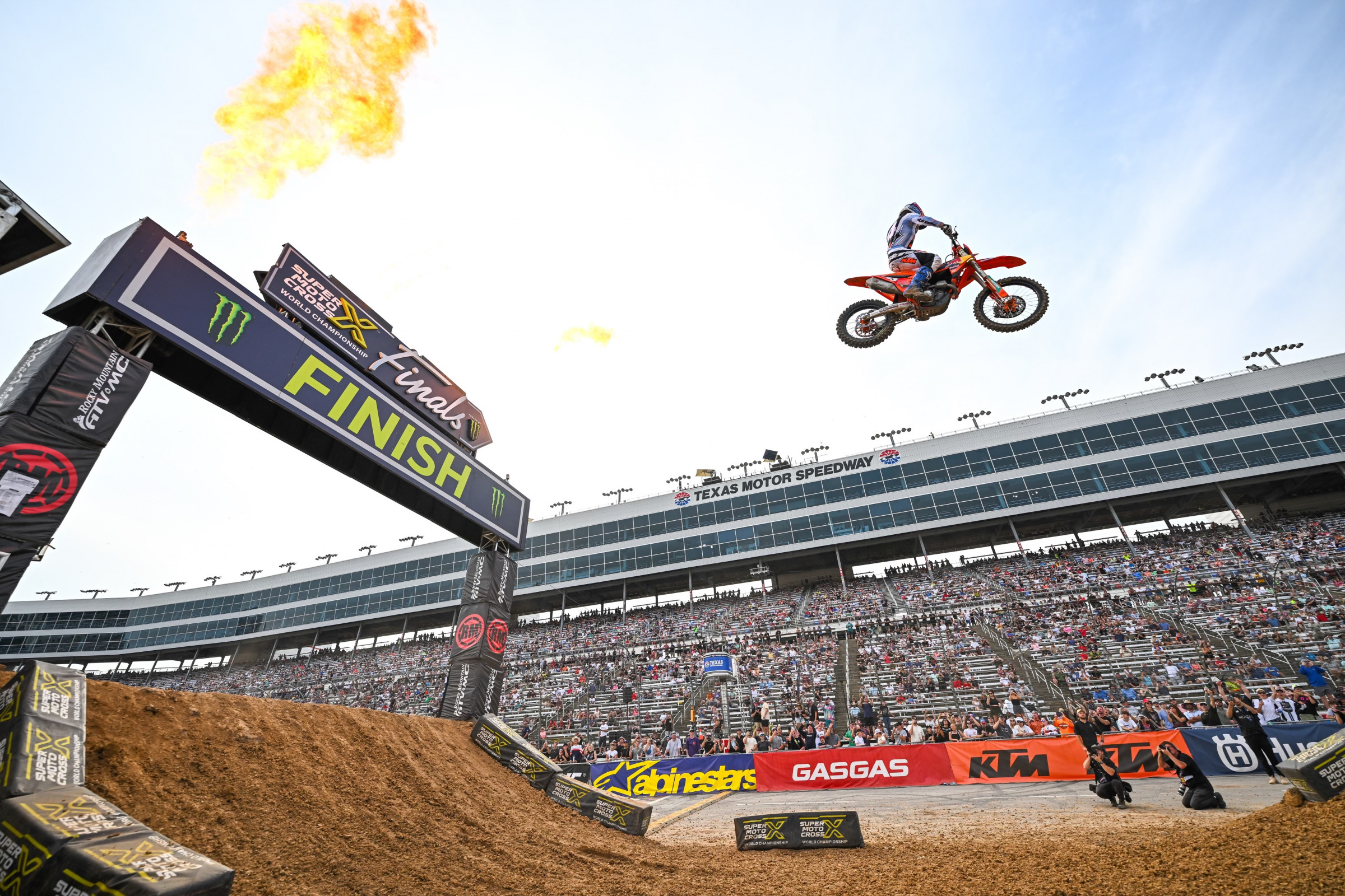 Chase Sexton wins the second 450SMX moto, and his 4-1 finishes gave him second overall behind Hunter Lawrence's 1-3 moto finishes.