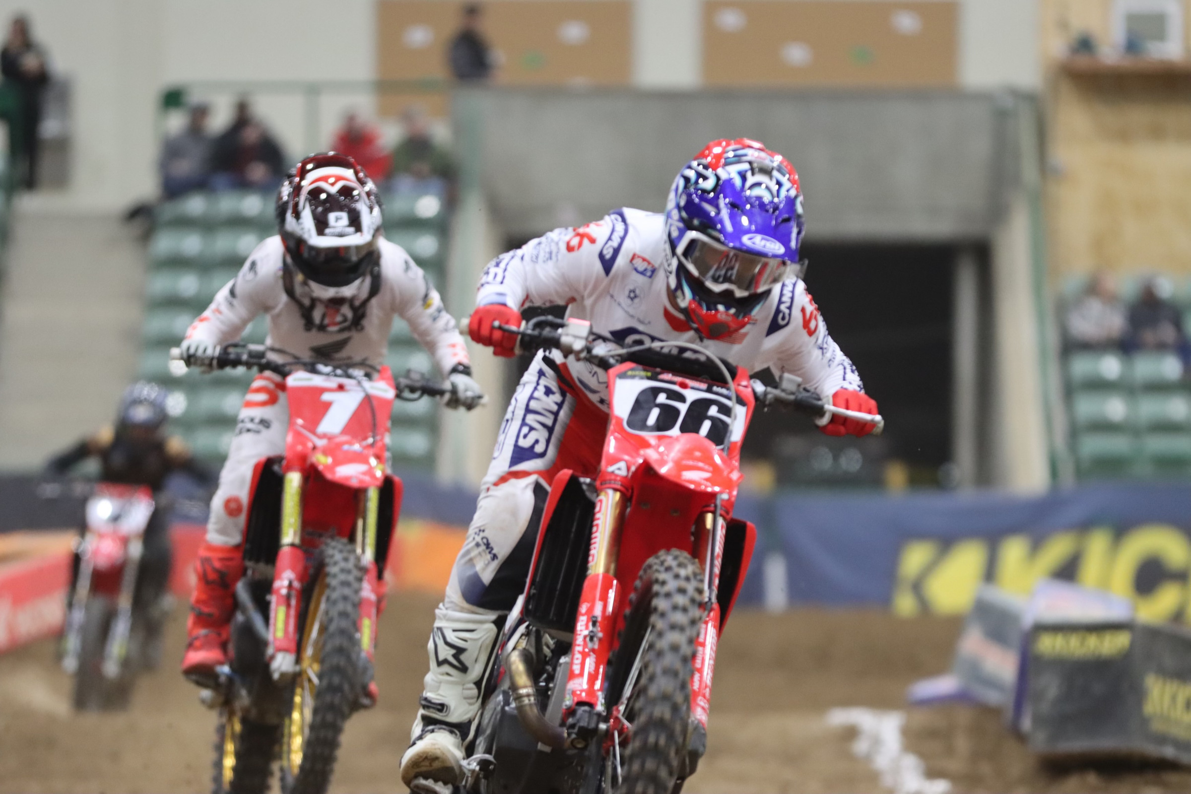 Vince Friese leads last years champion Kyle Peters.