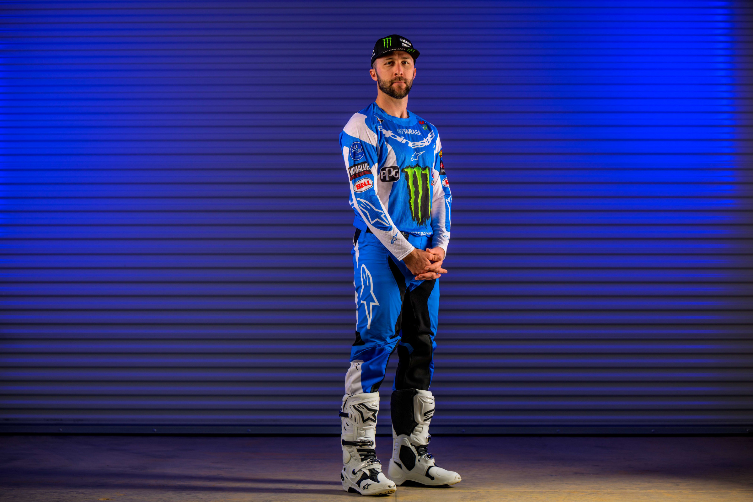 When Yamaha means business, it switches from the famous White Wall of the initial team announcements over to the Blue Garage of the official team shoot.