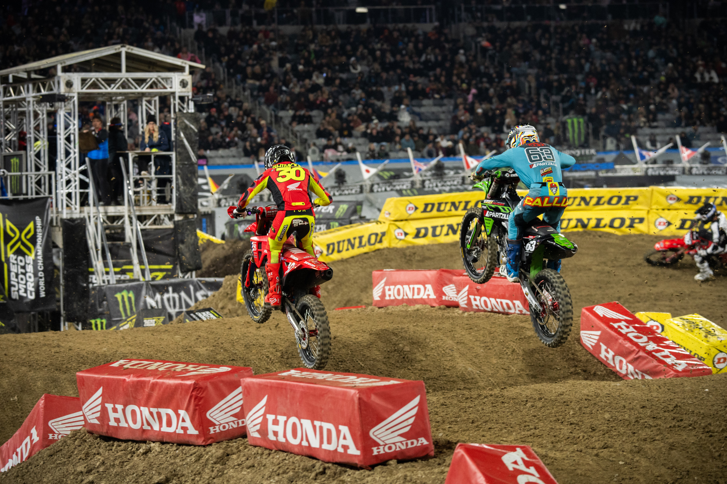 Jo Shimoda soldiered through some big league pain in the 250SX main event to salvage a seventh.