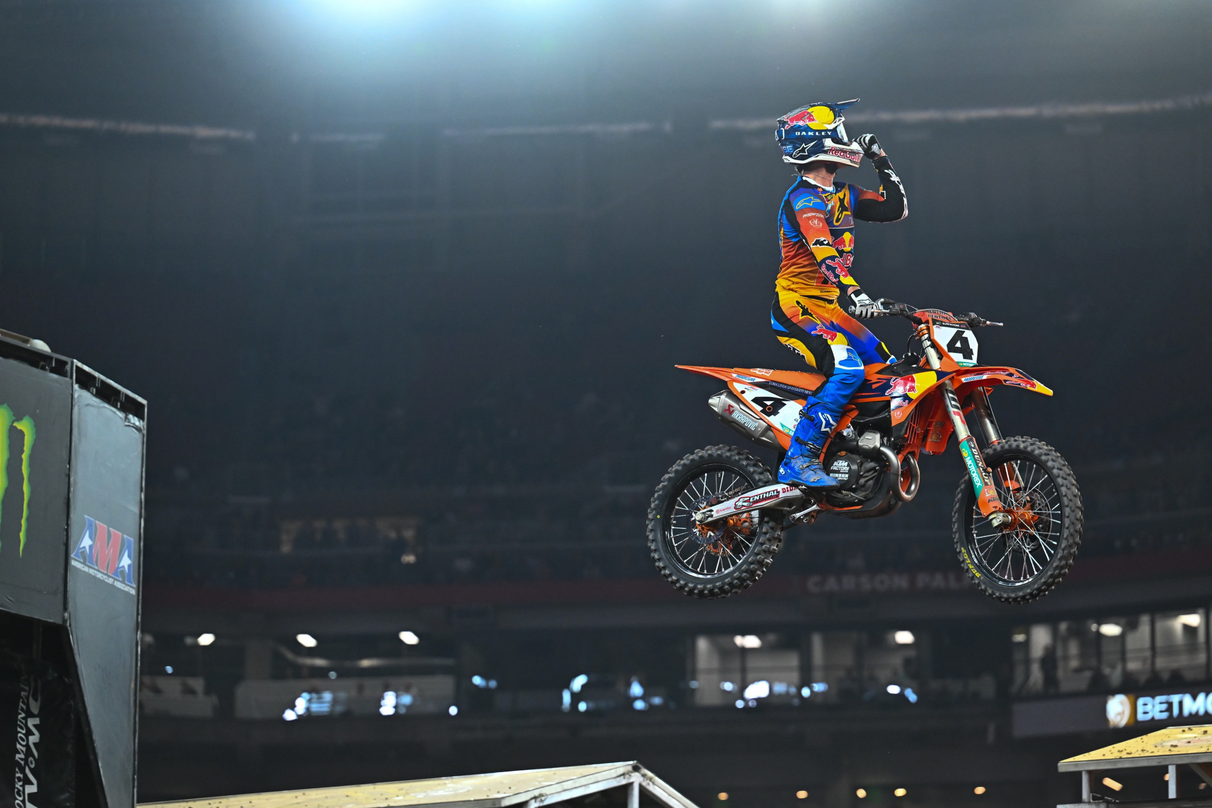 Chase Sexton (KTM) becomes the first repeat 450SX winner of 2025.