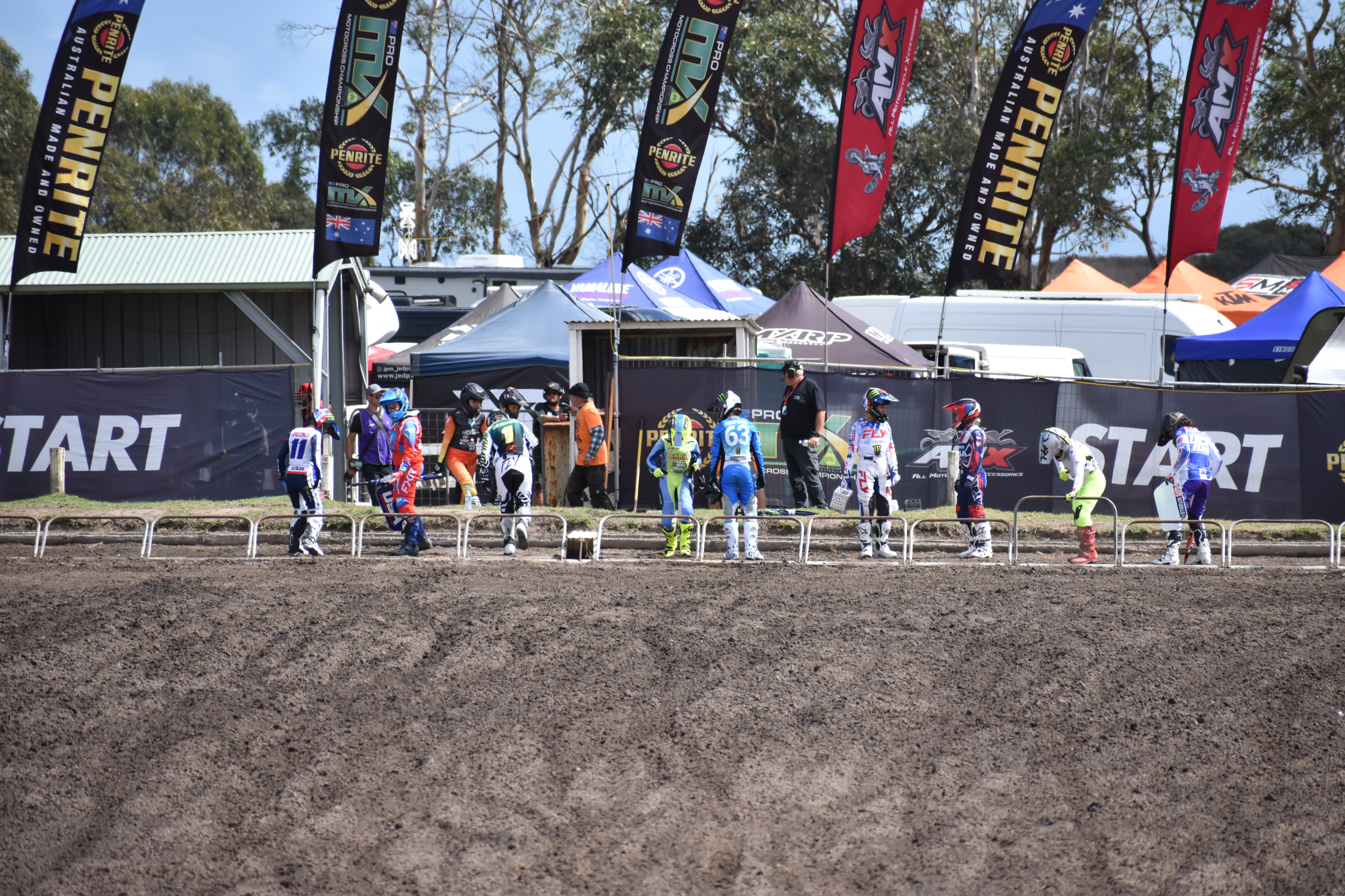 Picking/packing gates.