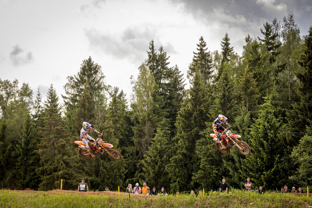 Jeffrey Herlings leading Lucas Coenen