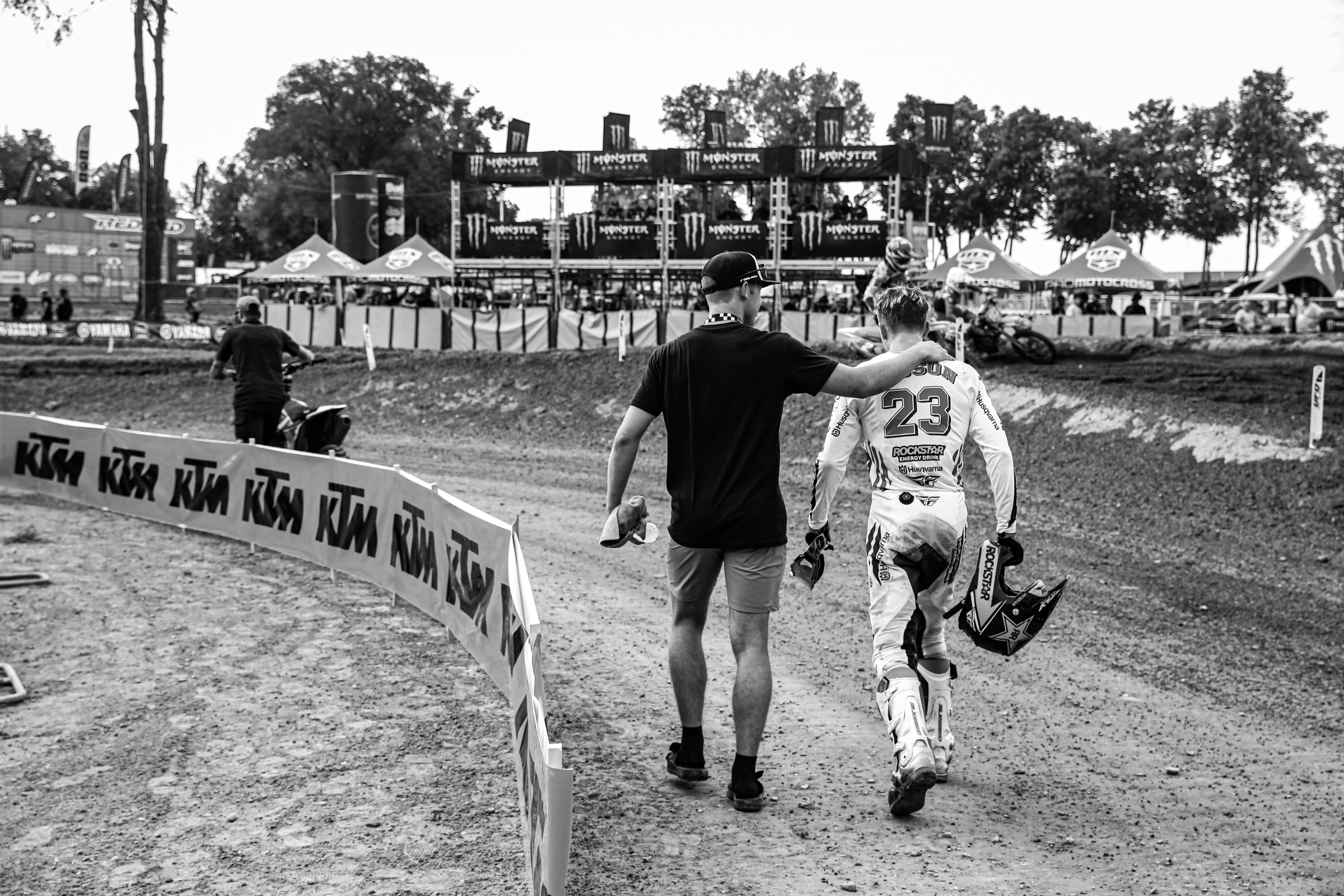 Alex Fedortsov walking with Gibson after his DNF while leading with two laps to go.