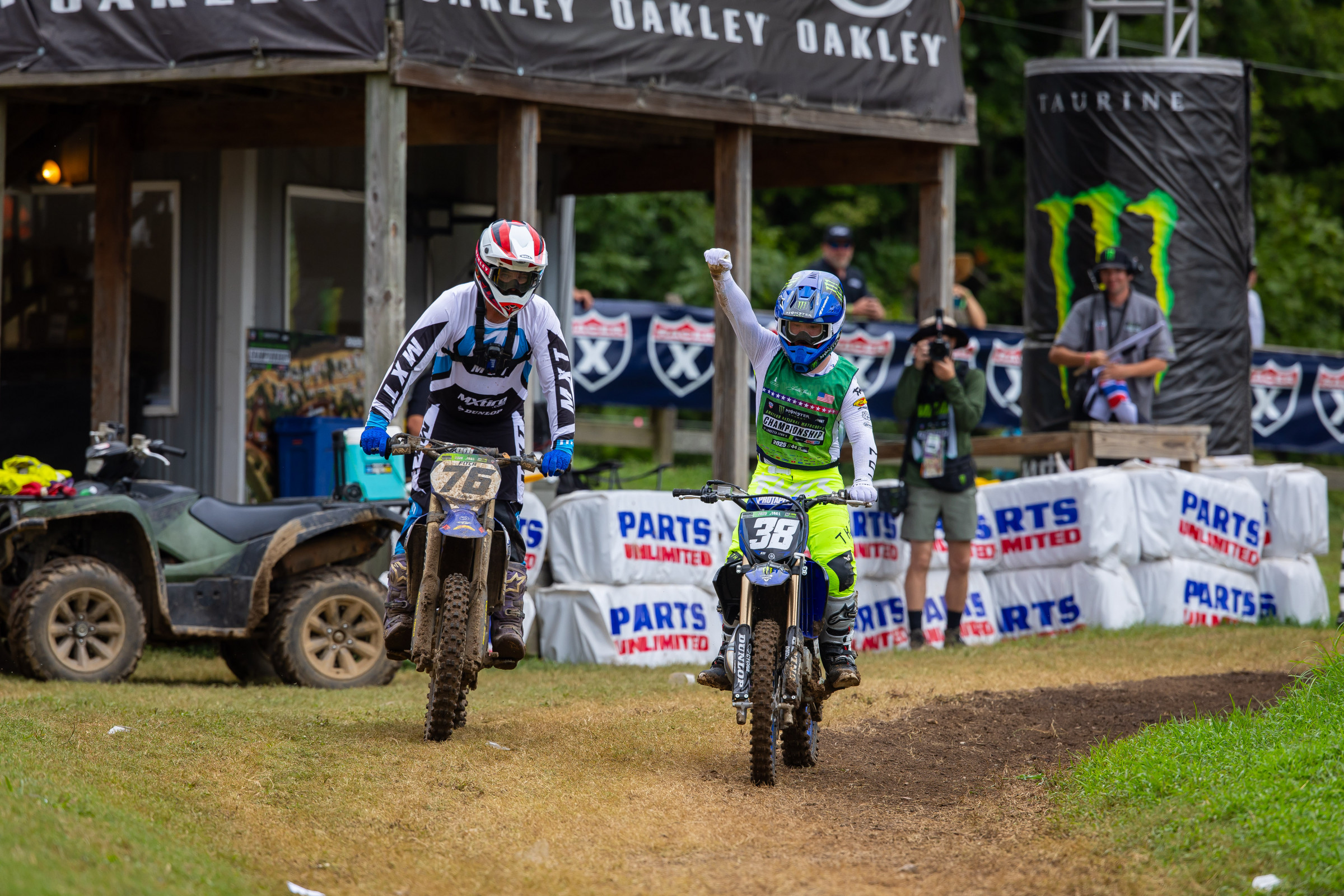 Stephen Culture beats Kevin Windham to the checkered flag!