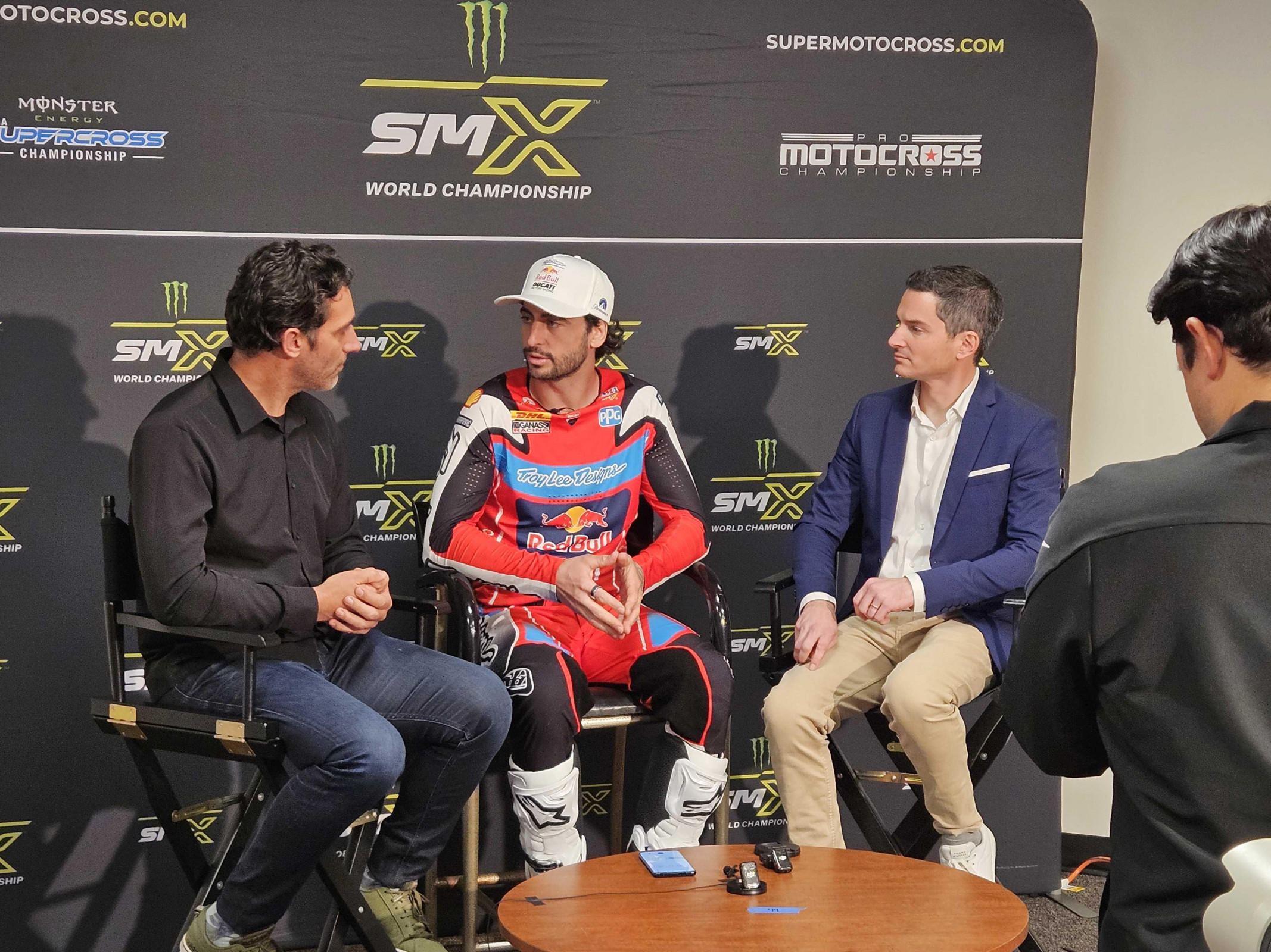 Dylan Ferrandis with Sébastien Tortelli and Maxime Martin, who handle the French broadcasting for the SMX Video Pass.